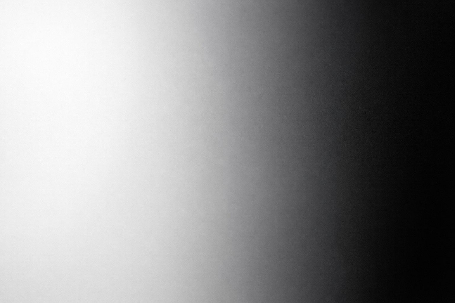 Slika prikazuje različite nijanse sive, crne i bijele boje u urednom i jednostavnom rasporedu.