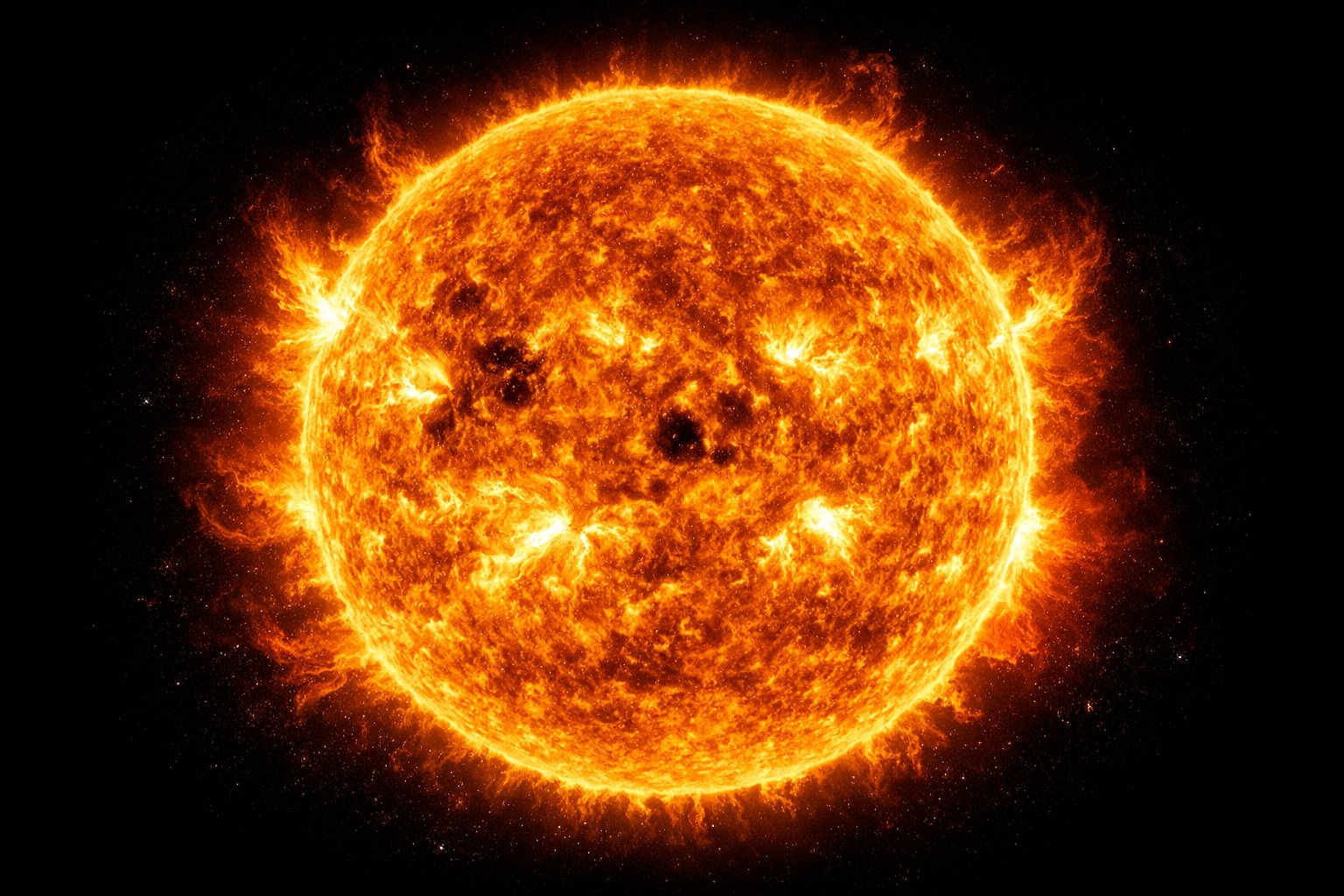 Slika sunca s vidljivim plamtećim površinama i svijetlim solarnim bakljama na tamnoj pozadini svemira.