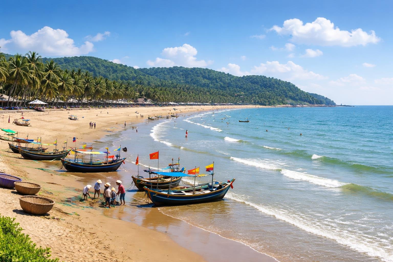 Bãi biển Hải Tiến với cát trắng, sóng nhẹ, thuyền đánh cá nhiều màu và núi xanh phía xa.