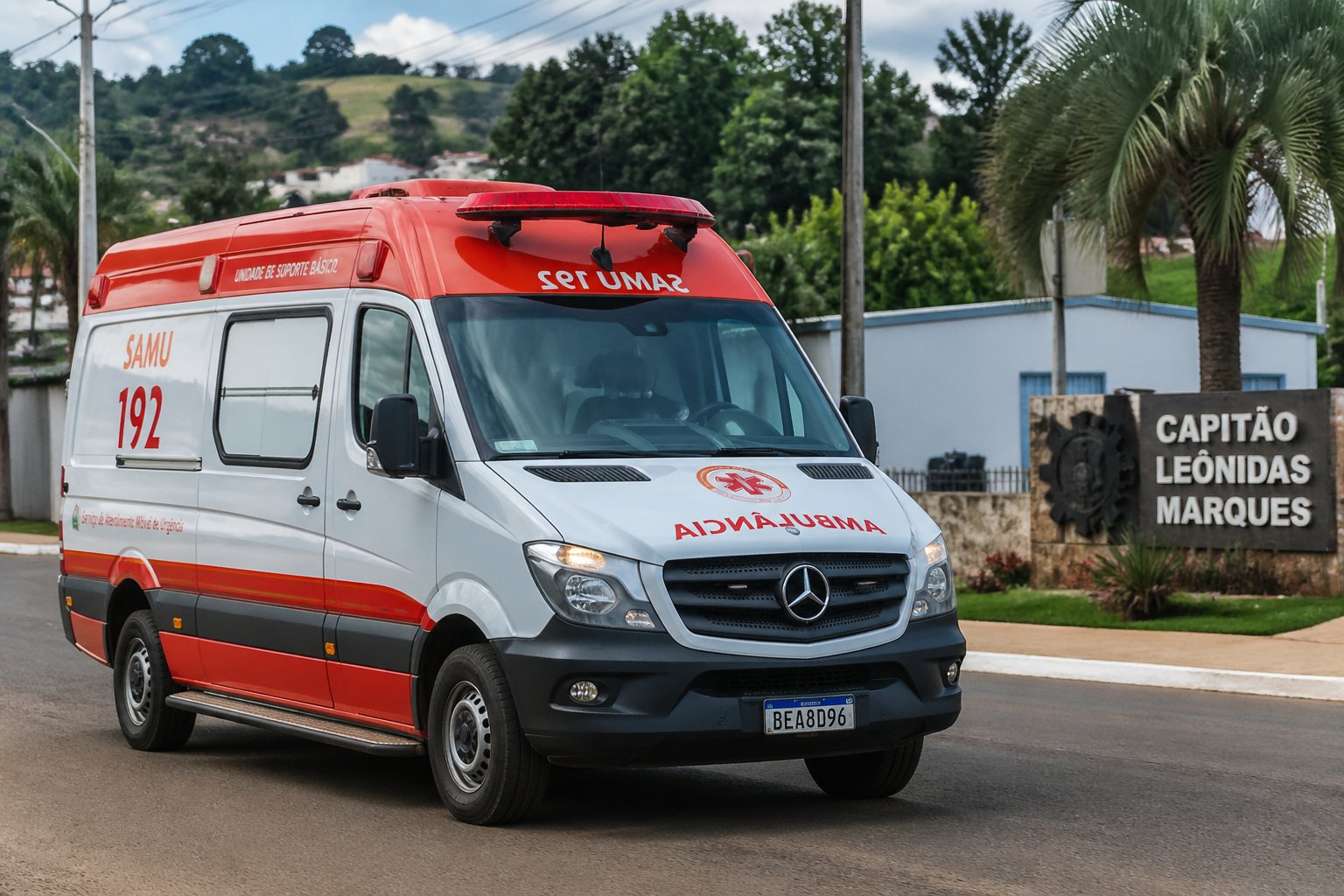 Ambulância do SAMU estacionada em uma rua de Capitão Leônidas Marques, com árvores e casas ao fundo.
