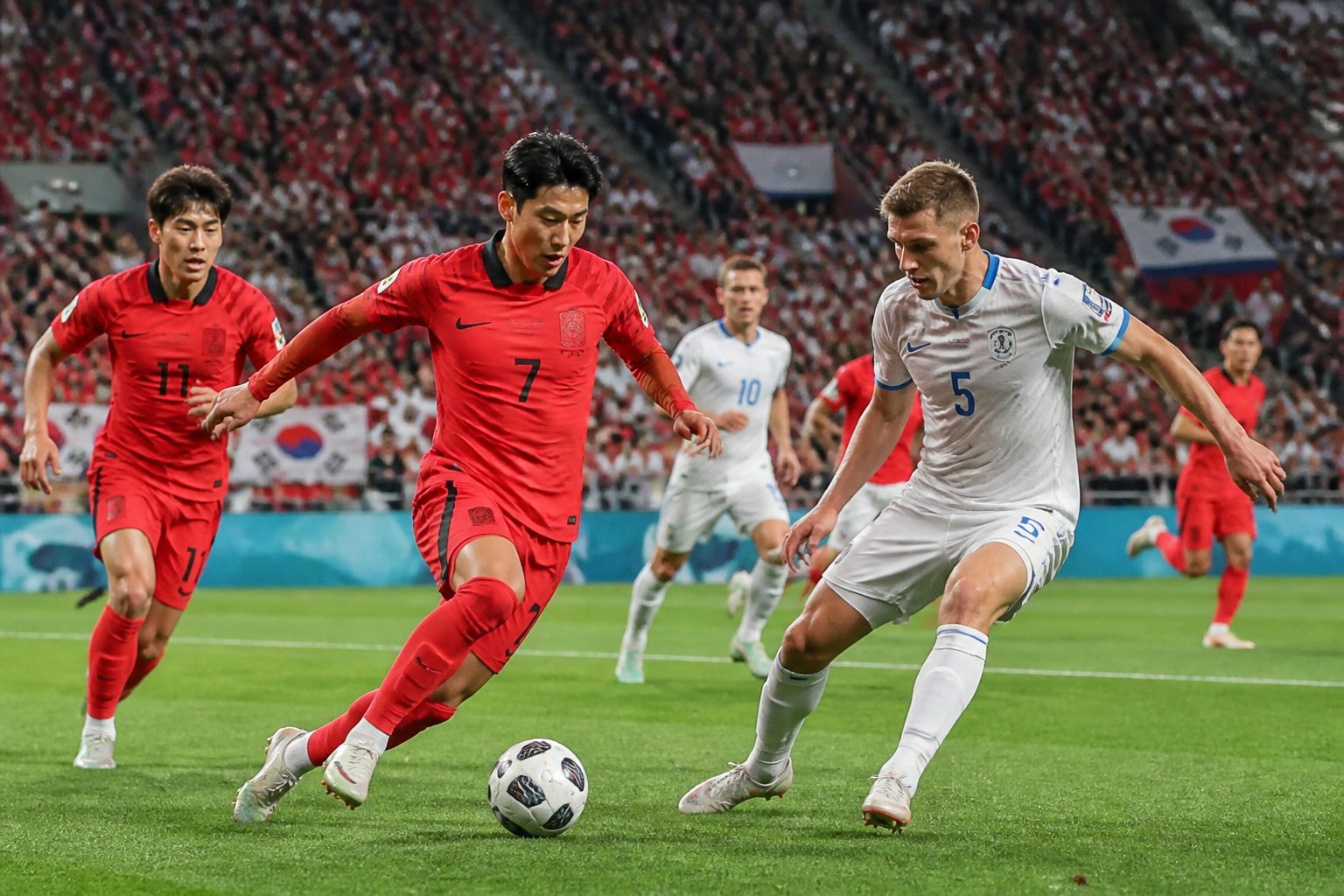 Güney Kore ve Çekya takımlarının Dünya Kupası maçında sahada mücadele ettiği bir futbol sahnesi.