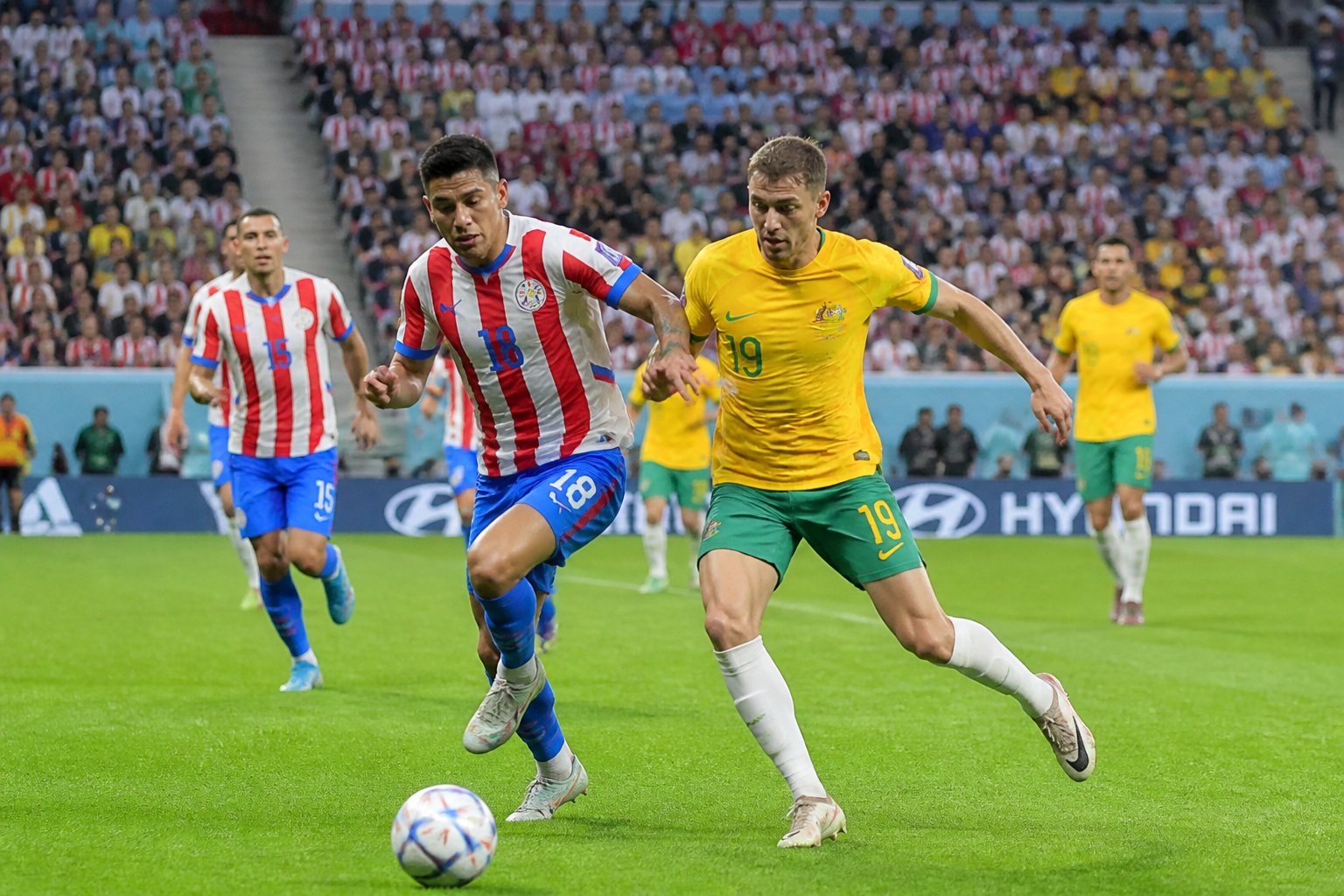Paraguay ve Avustralya futbol takımlarının Dünya Kupası maçında sahada mücadele ettiği bir an.