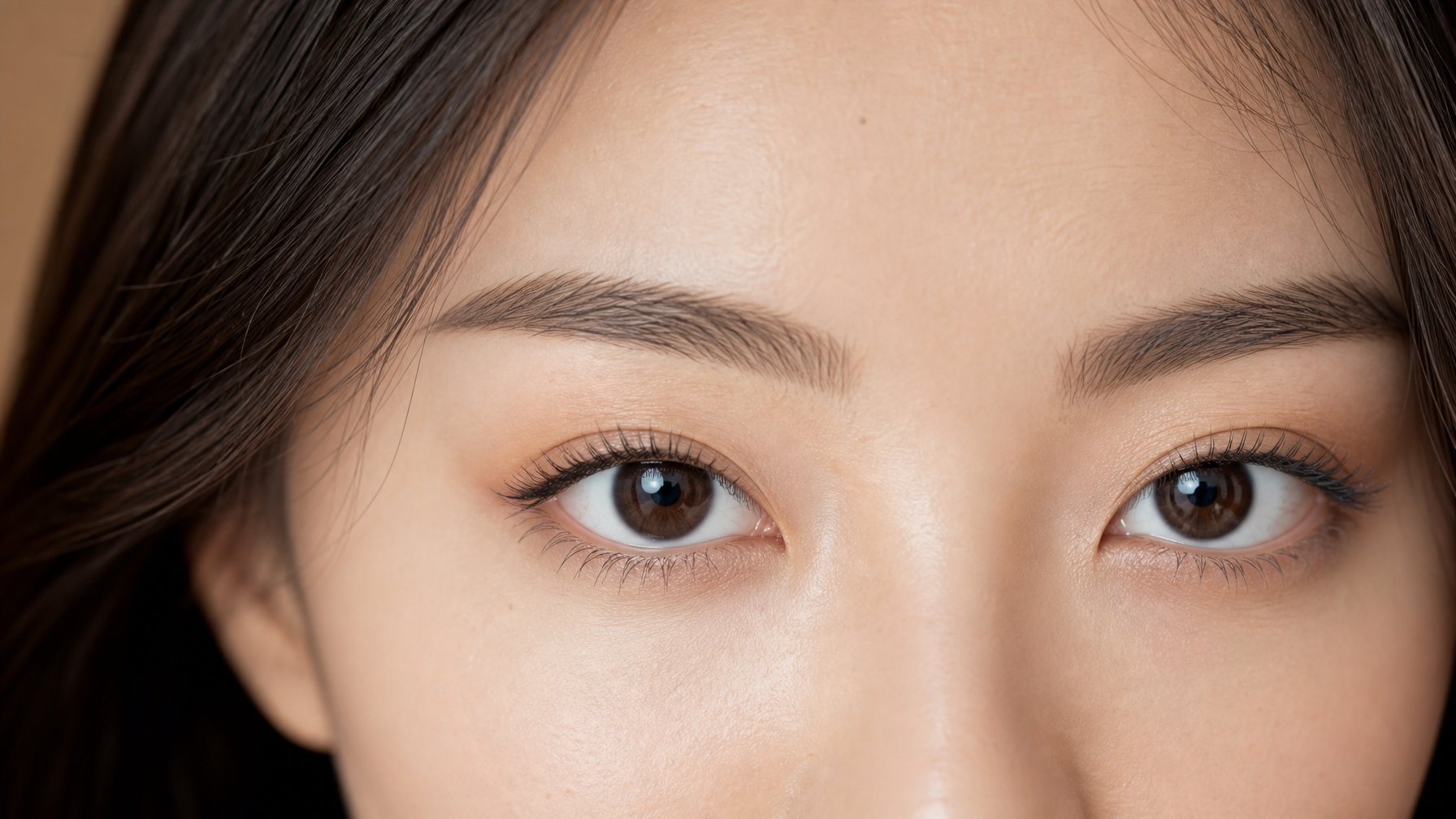 Close-up mata wanita Asia dengan bulu mata pendek yang terlihat tebal dan lentik setelah memakai maskara.