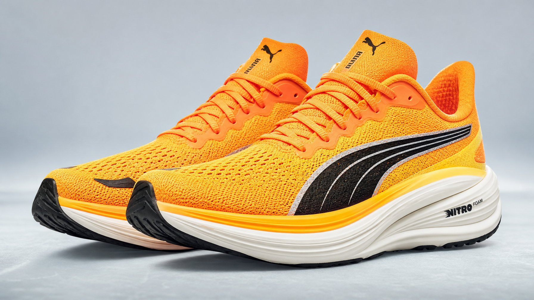Sepasang sepatu lari Puma terbaru tahun 2026 dengan desain modern dan teknologi busa NITRO yang nyaman, diletakkan pada latar belakang minimalis.