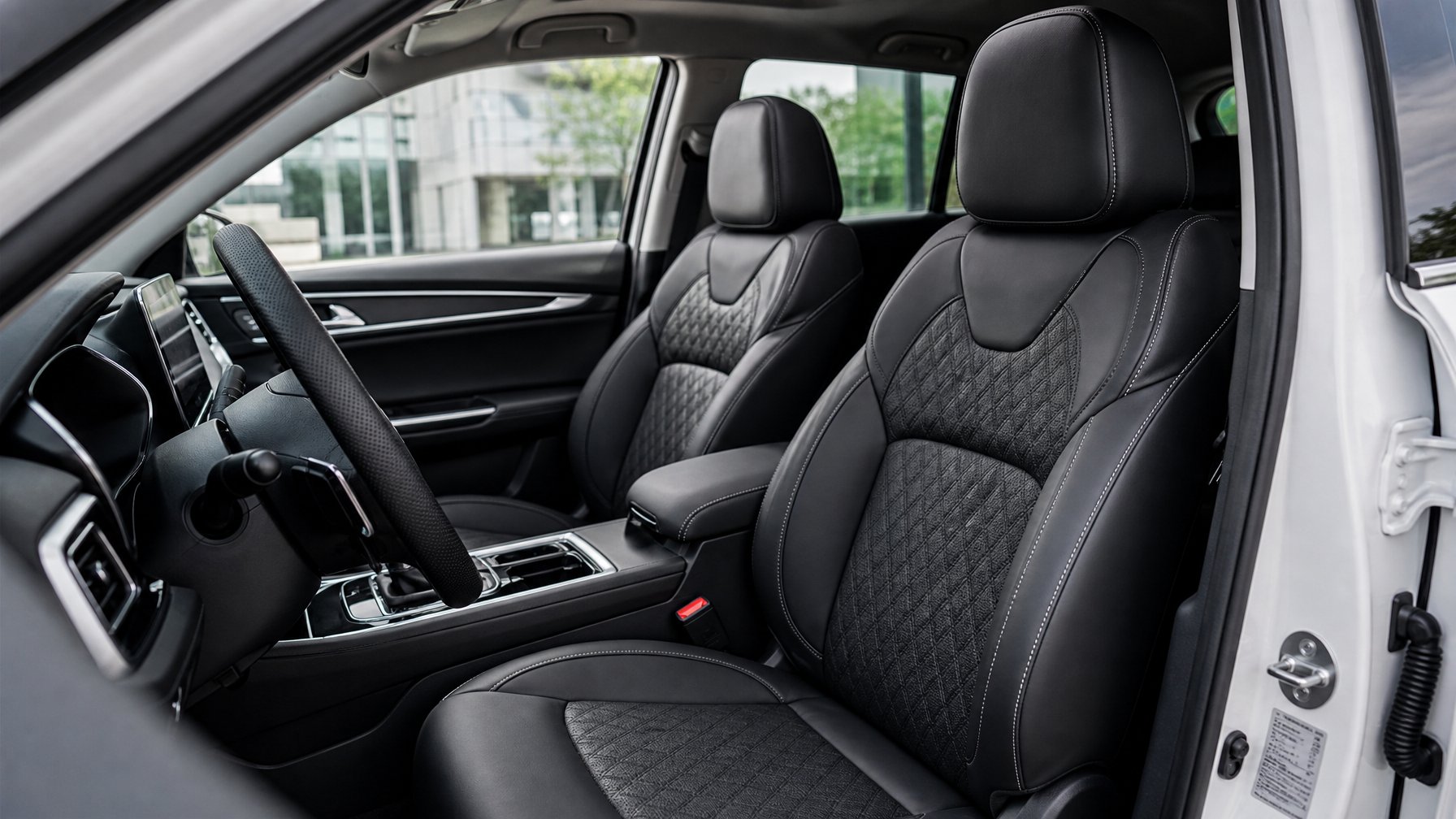 Interior mobil modern dengan jok mobil berlapis kulit premium berwarna cokelat, menampilkan detail jahitan dan tekstur kulit.