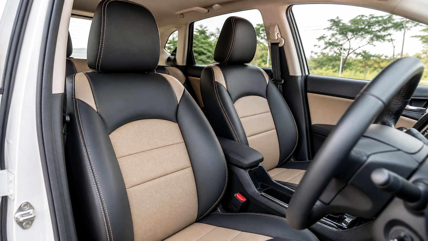 Interior mobil dengan fokus pada cover jok yang rapi dan berkualitas tinggi.