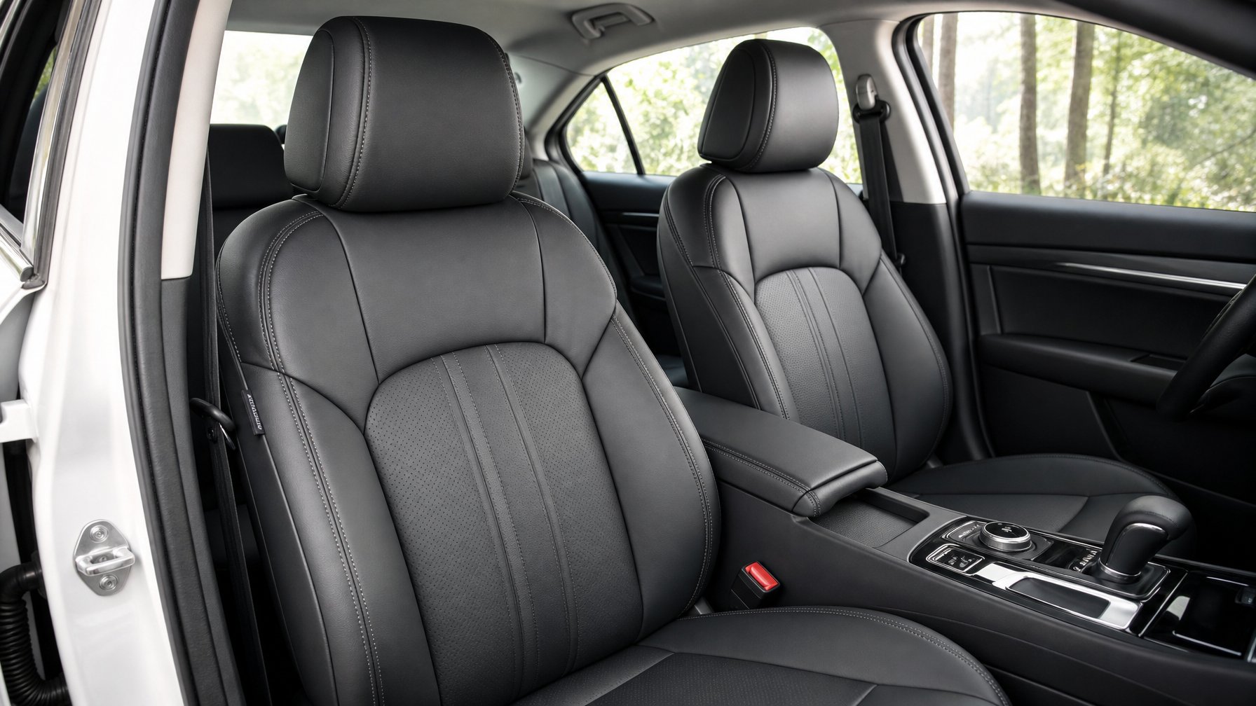 Interior mobil dengan jok kulit sintetis terbaru yang elegan dan terlihat tahan lama.