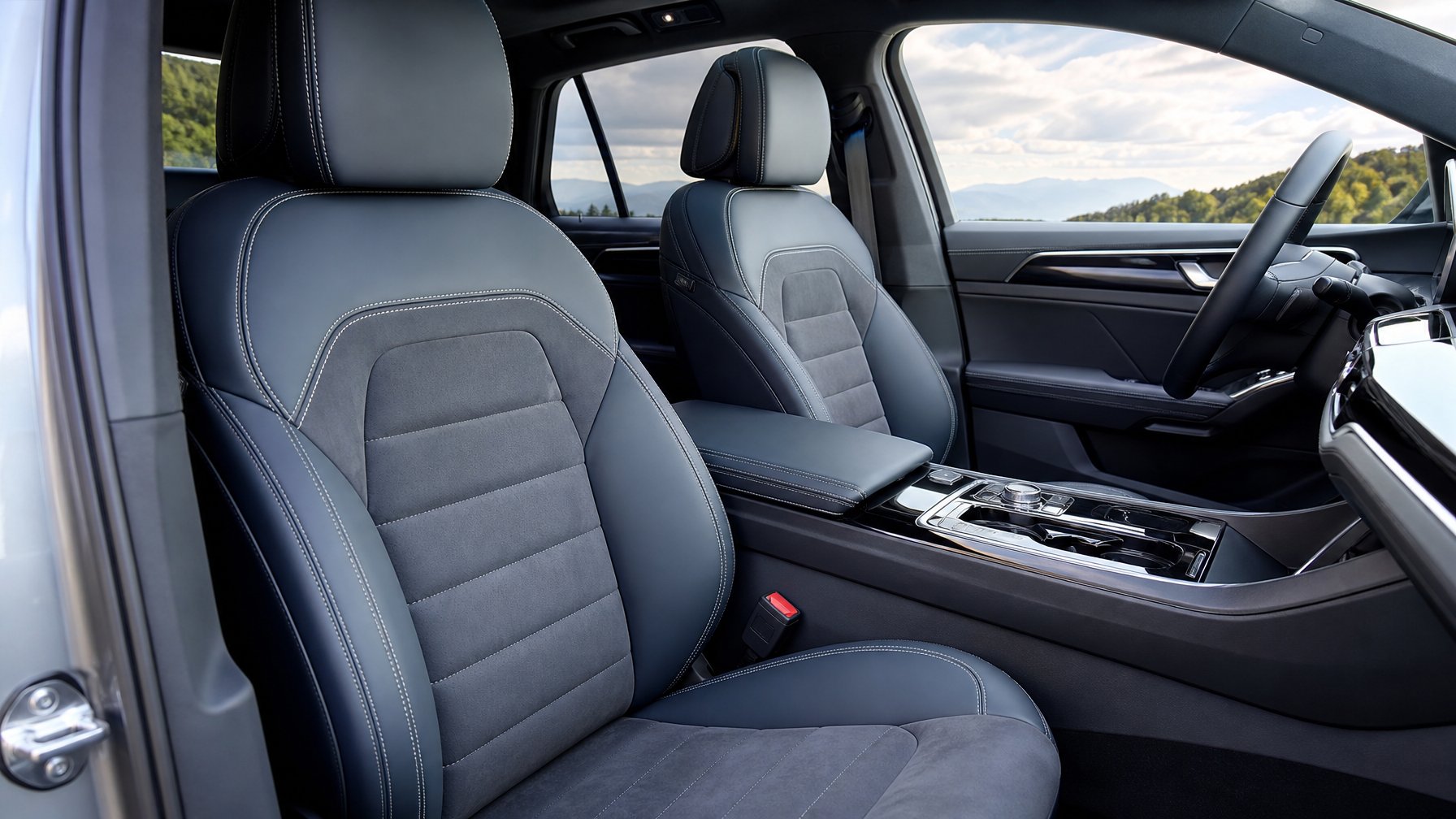Interior mobil modern dengan cover jok terbaru yang mewah dan nyaman, menampilkan jok depan dengan bahan berkualitas dan desain elegan.