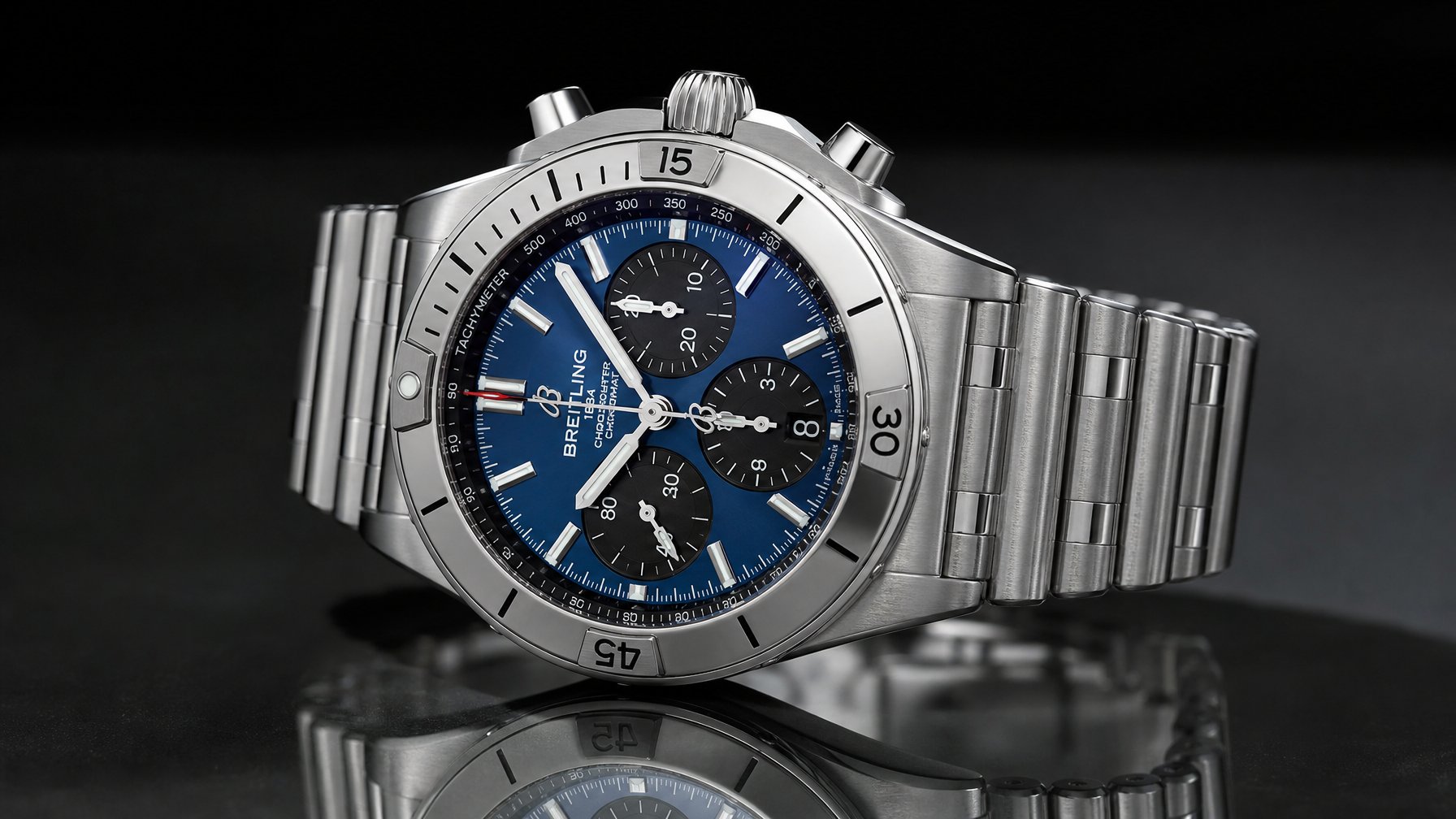 Jam tangan Breitling Chronomat B01 42 terbaru tahun 2026 ditampilkan di atas permukaan reflektif dengan latar belakang gelap.