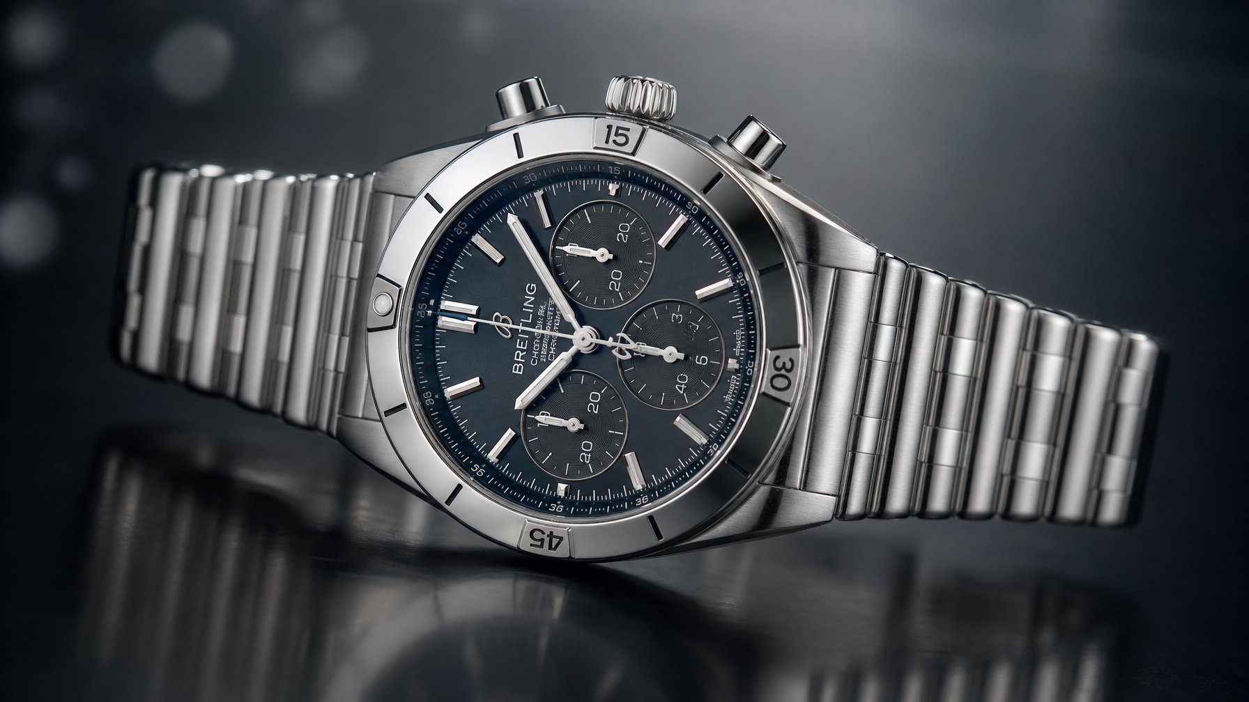 Jam tangan Breitling Chronomat Automatic B31 40 2026 dengan desain tipis dan mewah diletakkan di atas permukaan gelap yang memantulkan cahaya.