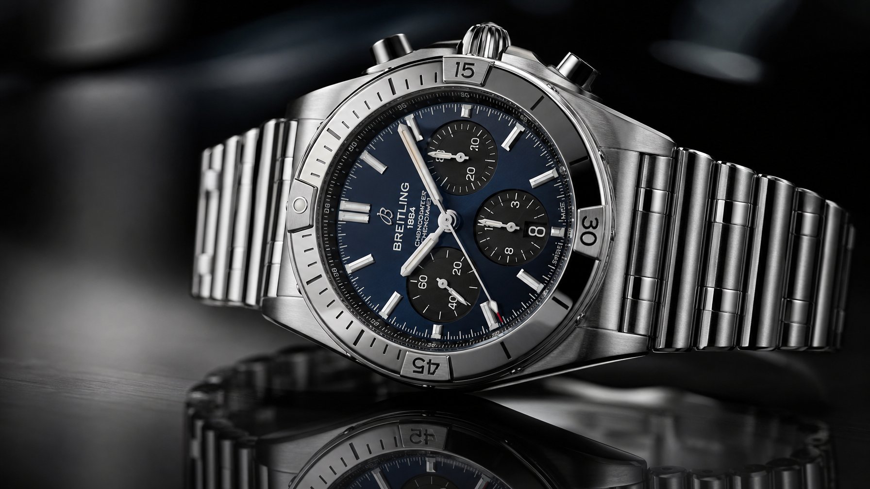Jam tangan Breitling Chronomat 2026 dengan desain modern diletakkan di atas permukaan gelap yang memantulkan cahaya.