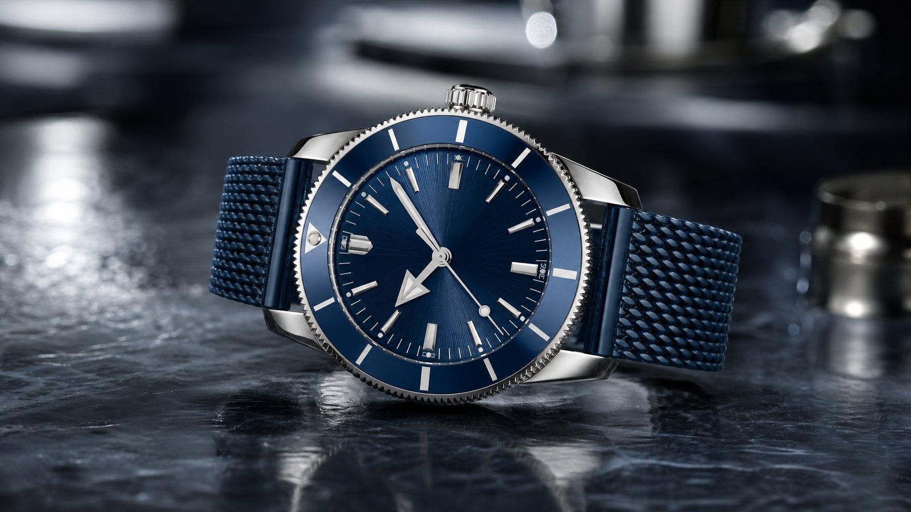 Jam tangan selam Breitling Superocean Heritage 2026 dengan desain klasik dan modern, diletakkan di atas permukaan gelap yang memantulkan cahaya.
