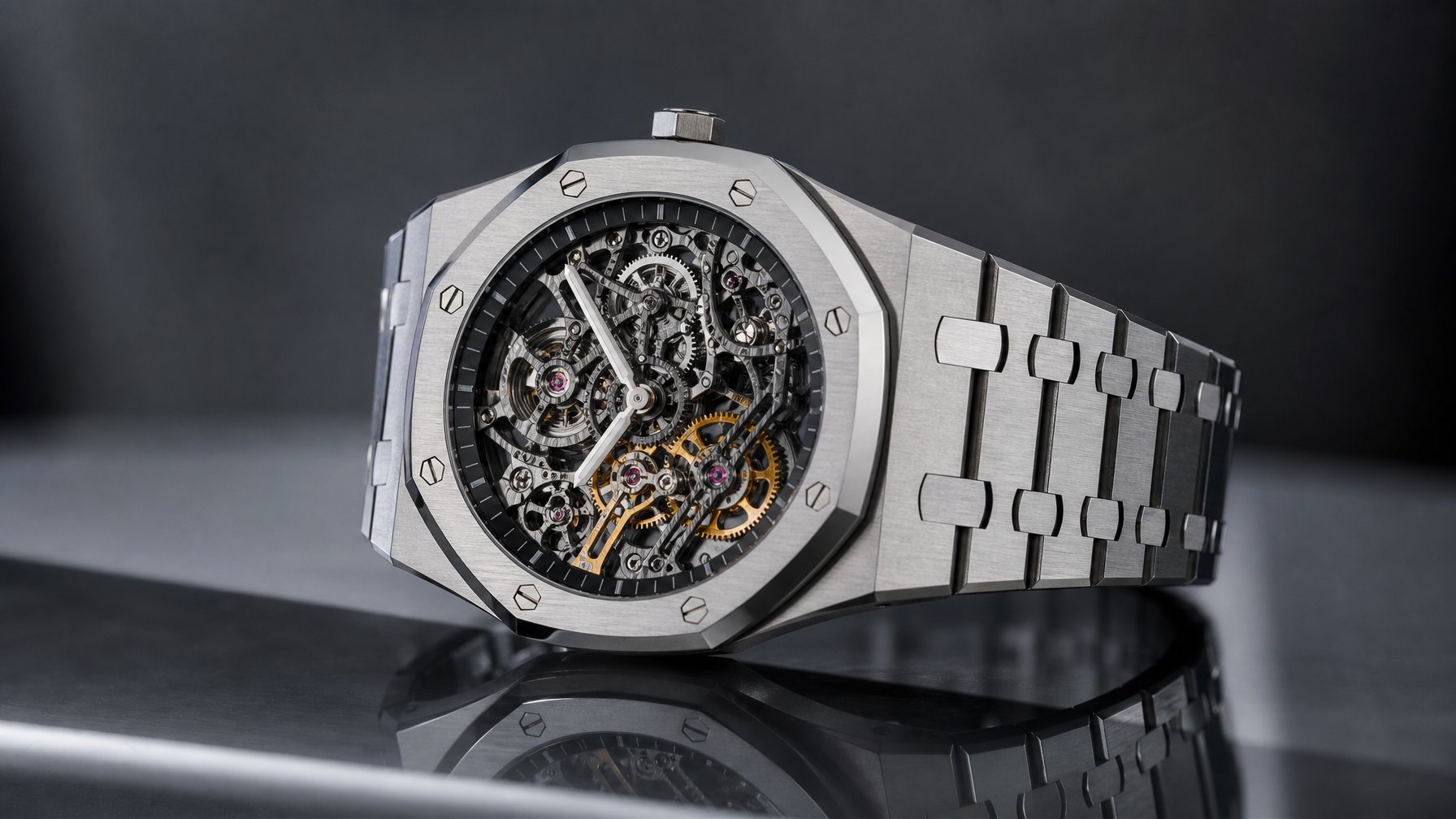 Foto close-up jam tangan Audemars Piguet Royal Oak Openworked terbaru dengan tampilan detail mekanisme dan bingkai segi delapan.