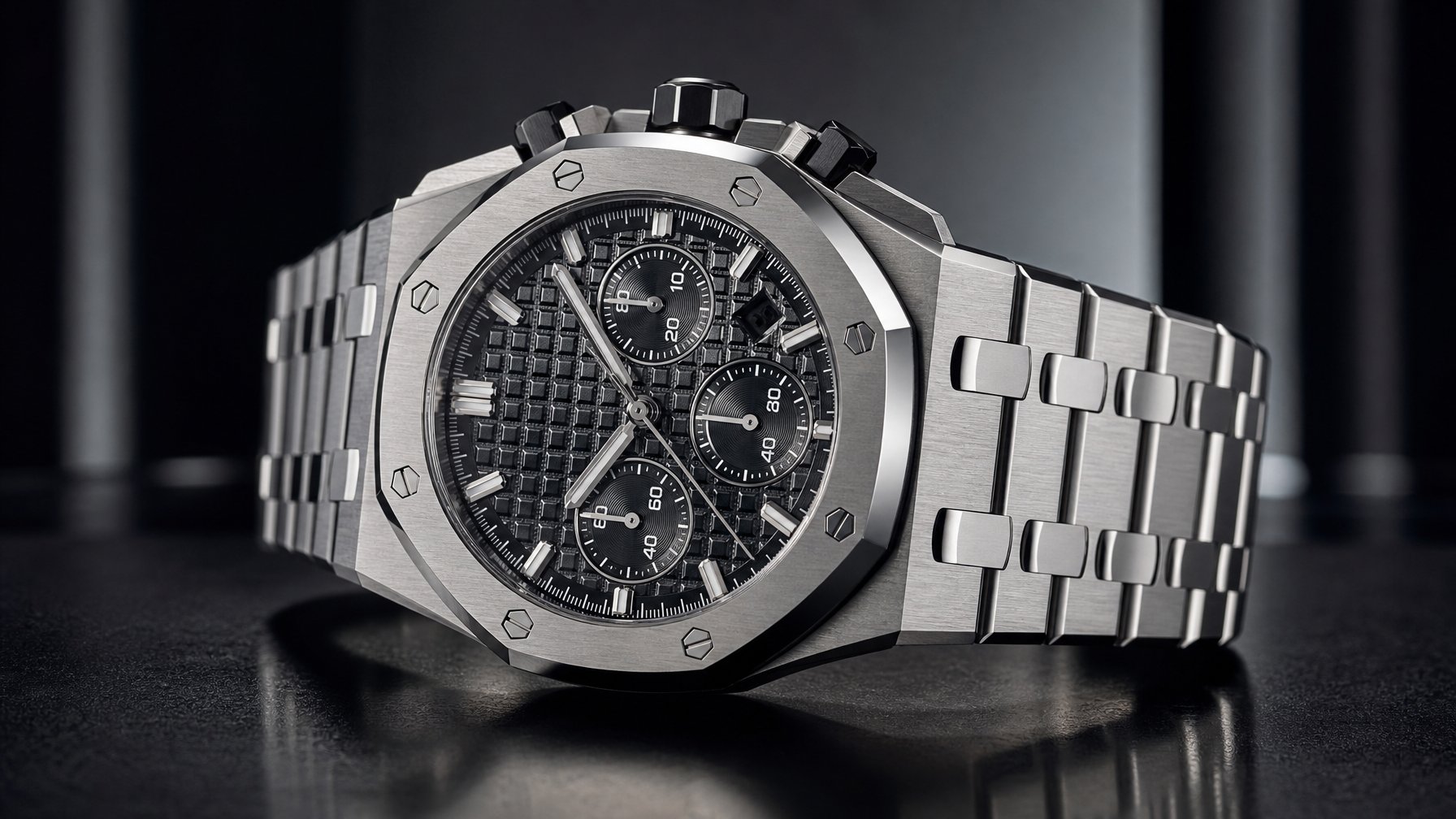 Foto jam tangan chronograph mewah dengan desain sporty dan bezel oktagonal di atas permukaan gelap.