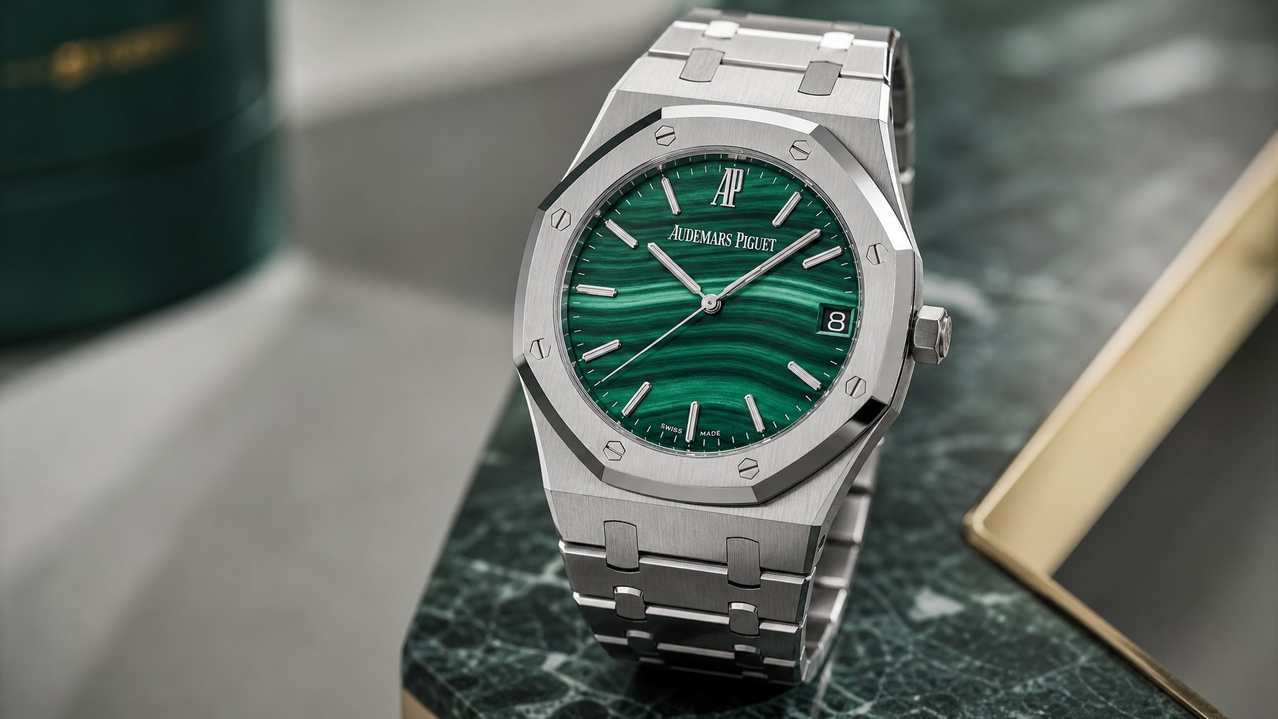 Jam tangan Audemars Piguet Royal Oak dengan dial hijau malakit yang mewah dan tali logam, ditampilkan dengan latar belakang sederhana.