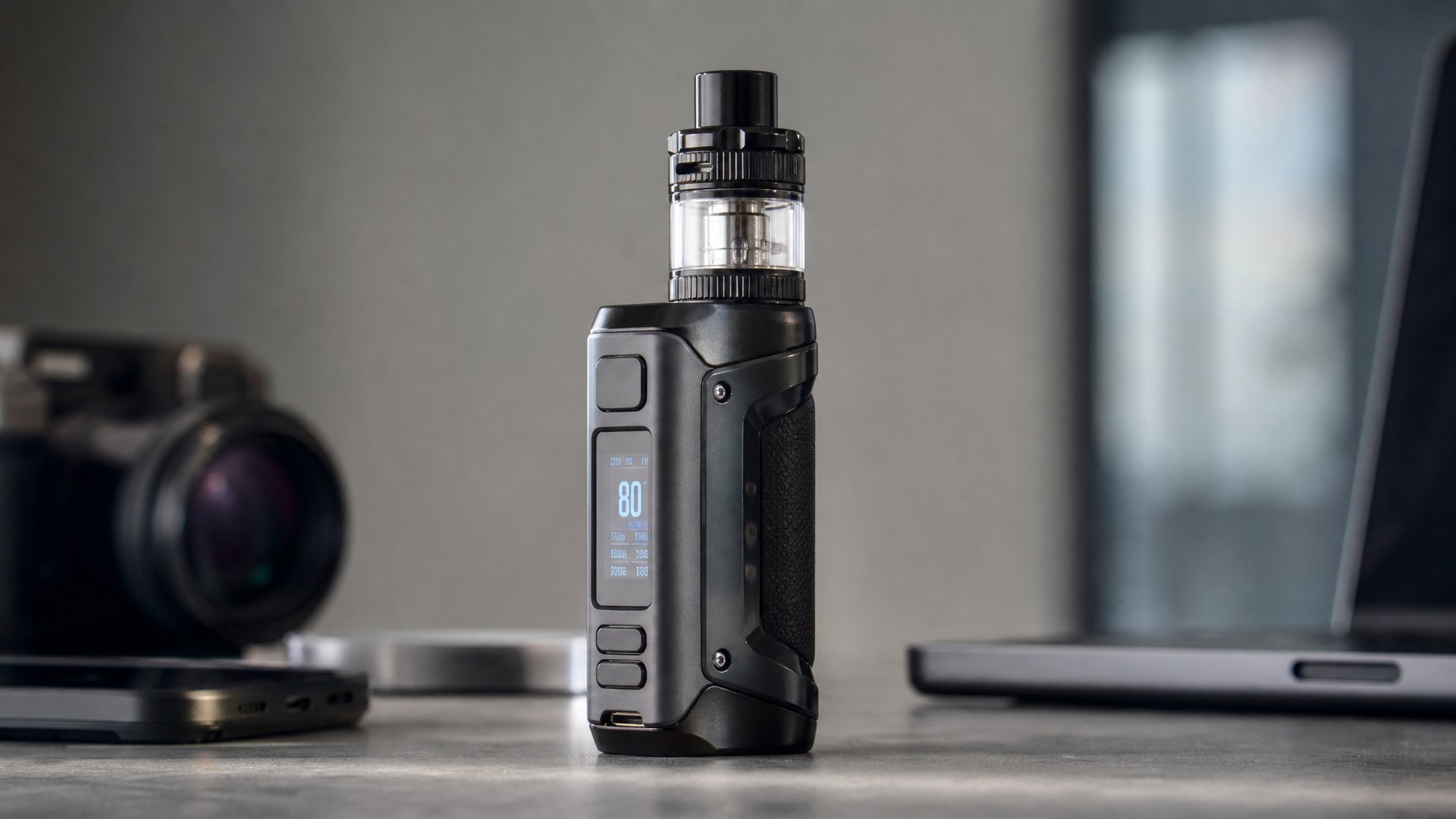 Mod vape modern dan ramping diletakkan di atas permukaan bersih dengan latar belakang buram.