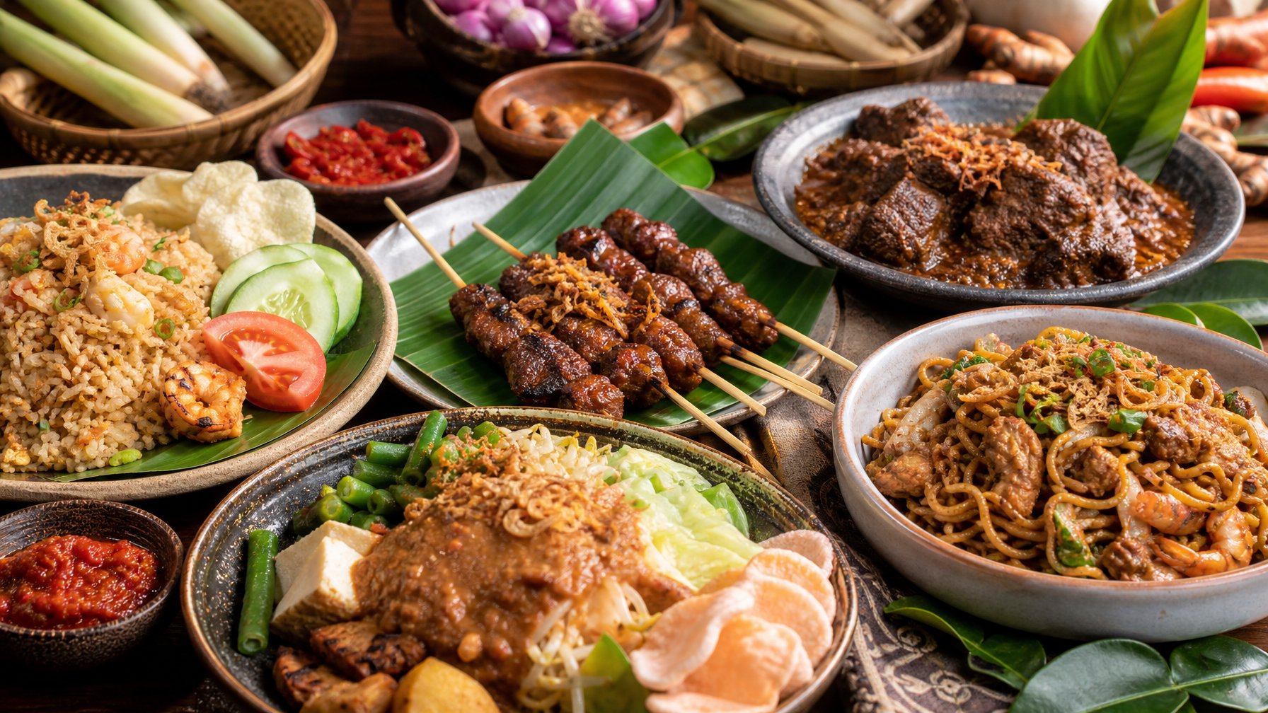 Berbagai hidangan Asia populer yang berakar di Indonesia tersaji di atas meja kayu dengan warna dan tekstur yang menarik.
