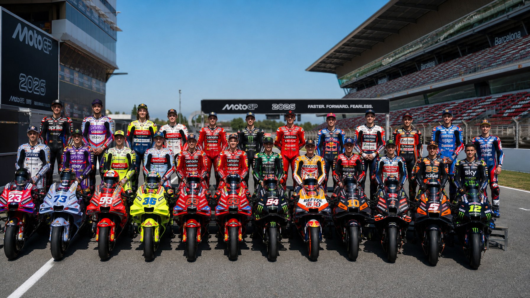 Sekelompok pembalap MotoGP berdiri di pit lane dengan motor balap mereka, mengenakan seragam tim resmi, siap untuk musim 2026.
