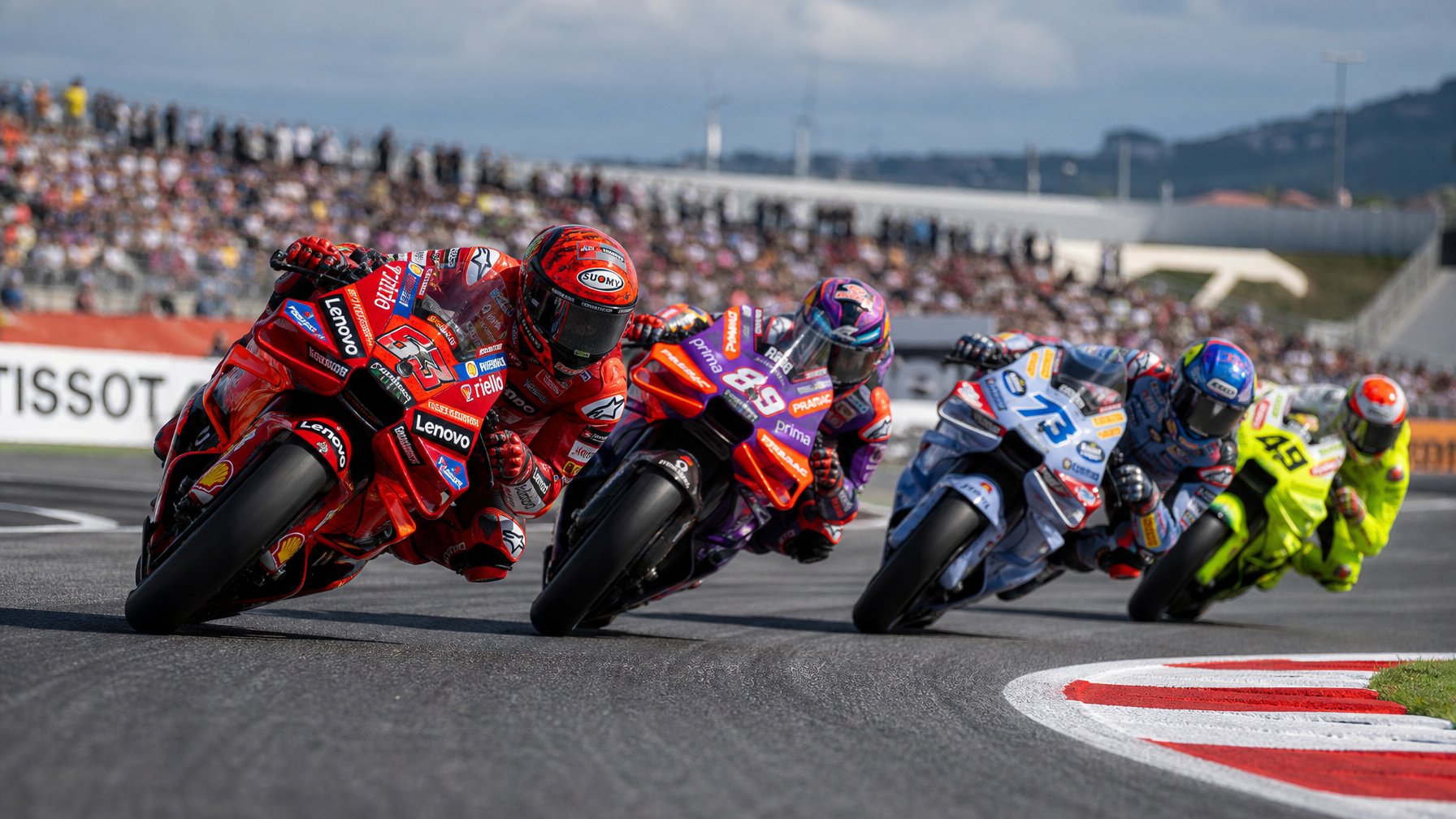 Beberapa pembalap MotoGP sedang melaju kencang di lintasan balap dengan penonton di tribun.