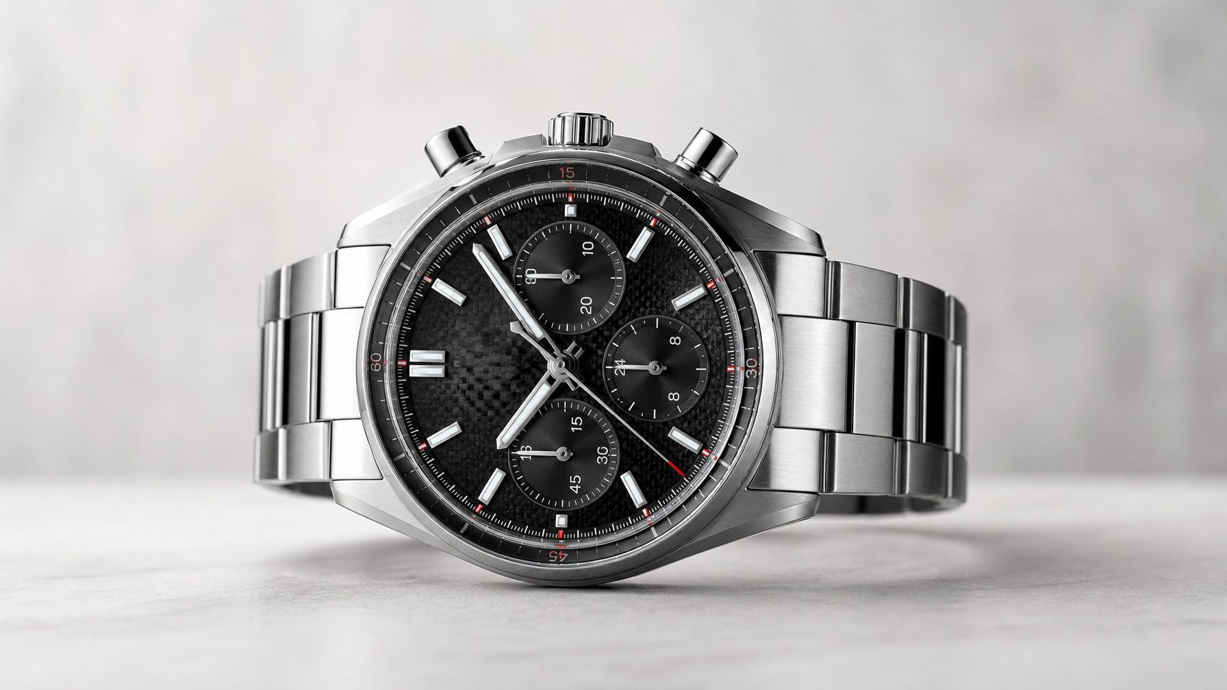Jam tangan mewah dengan desain modern dan detail halus dengan latar belakang netral.