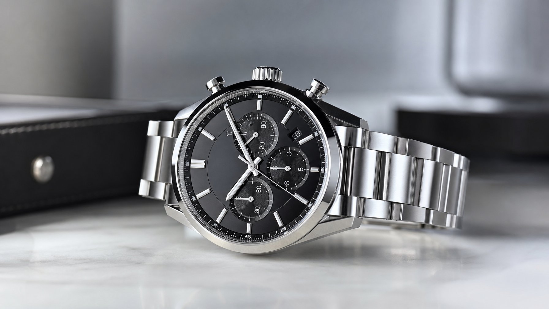 Foto jam tangan Tag Heuer model 2026 yang elegan dengan latar belakang buram.