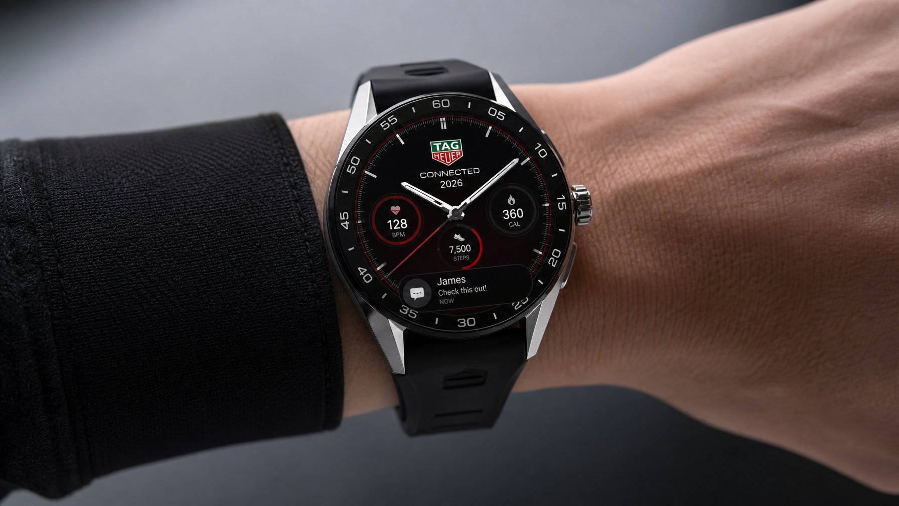 Gambar jam tangan pintar Tag Heuer Connected 2026 yang dikenakan di pergelangan tangan dengan latar belakang minimalis.