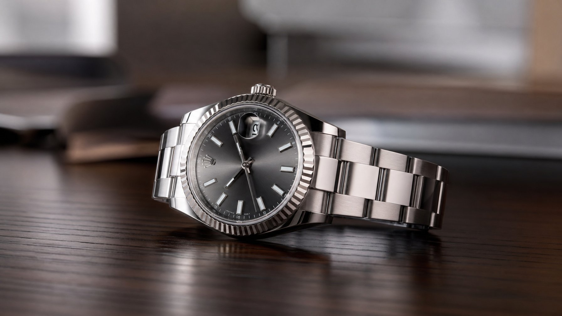 Sebuah jam tangan Rolex asli diletakkan di atas permukaan kayu gelap dengan pencahayaan lembut yang menonjolkan detail jam.