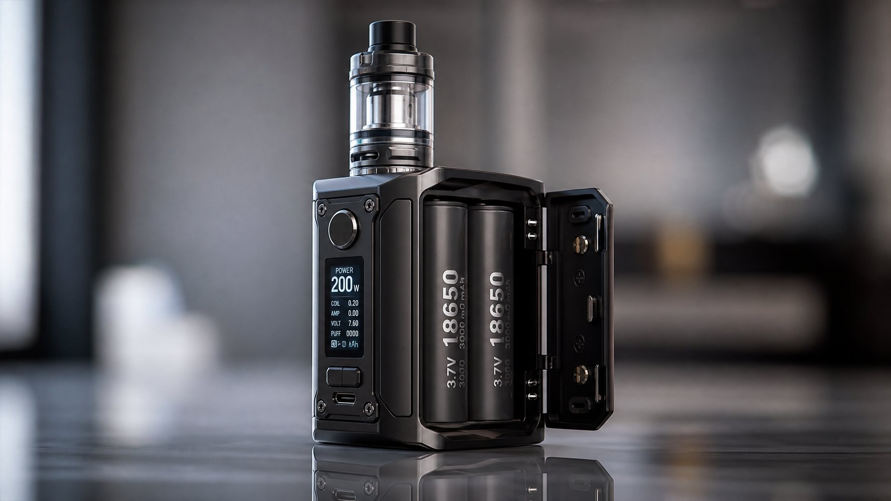 Foto close-up perangkat MOD vape modern dengan dua baterai 18650 yang terlihat jelas di atas permukaan reflektif dengan latar belakang minimalis.