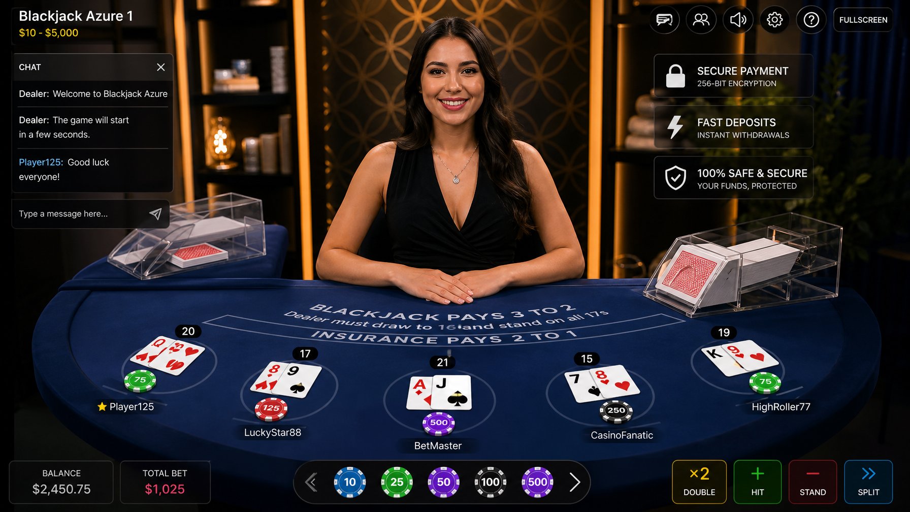Seorang dealer blackjack langsung yang ramah sedang berinteraksi di depan meja blackjack digital dengan kartu dan chip terlihat jelas.