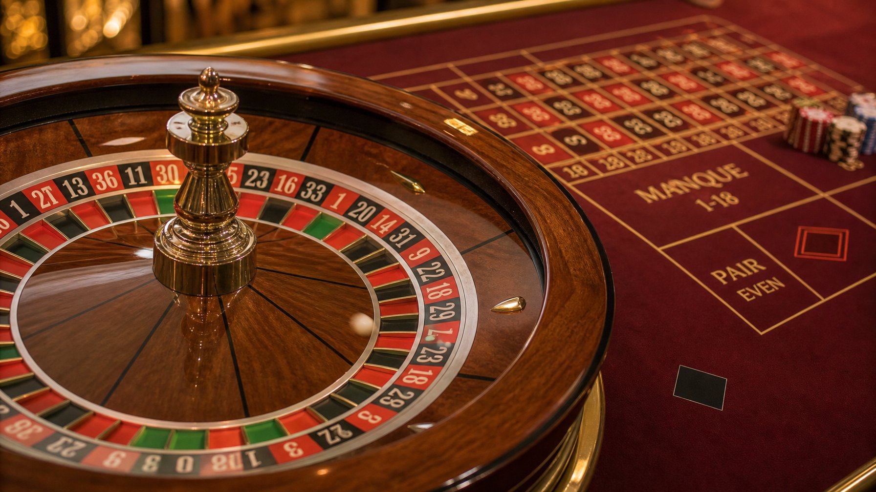 Meja roulette Prancis dengan roda roulette berputar dan papan taruhan dengan istilah bahasa Prancis, tanpa orang di sekitar.