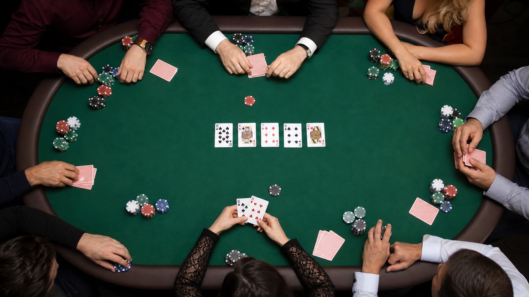Meja poker dengan tumpukan chip dan kartu, menunjukkan posisi pemain yang berbeda di sekitar meja.