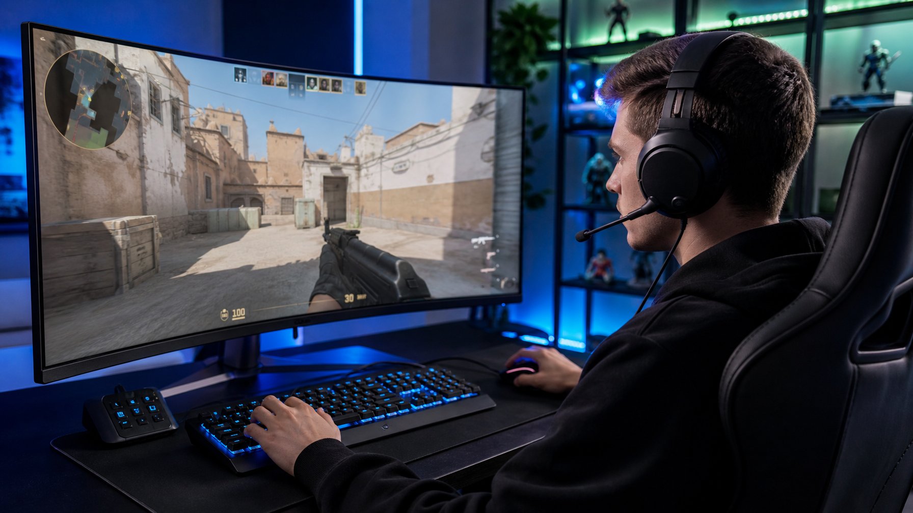 Seorang pemain muda sedang fokus bermain game Counter-Strike 2 di depan monitor besar dengan peralatan gaming lengkap.