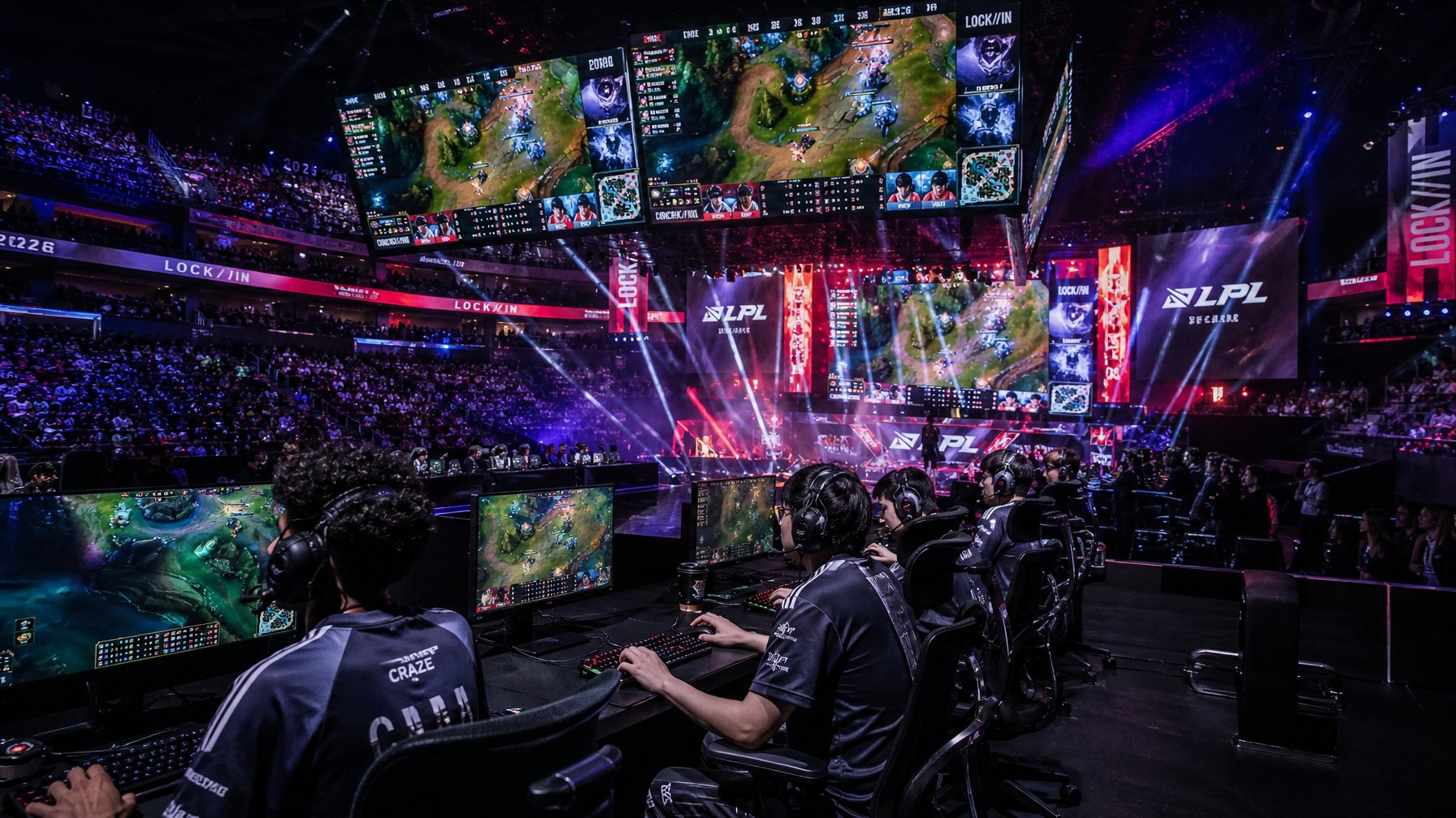 Suasana turnamen esports besar dengan penonton ramai dan pemain yang fokus bermain di arena modern.