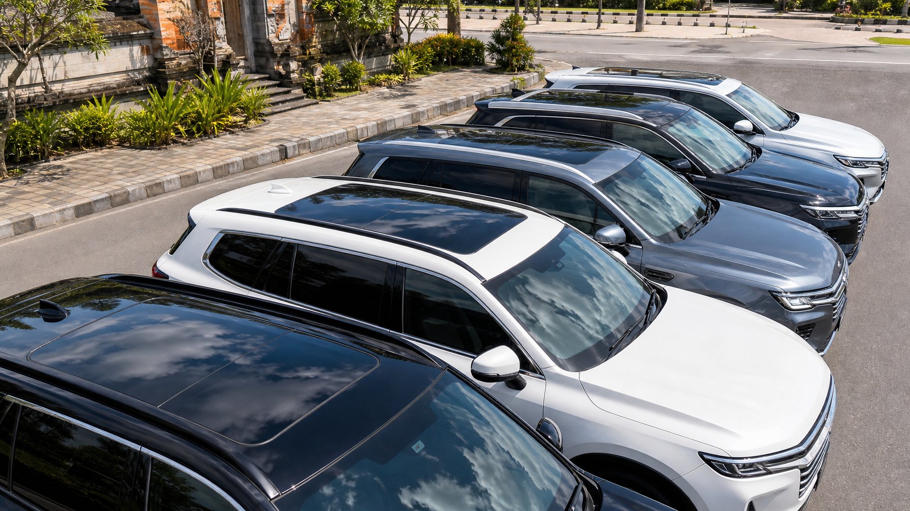 Deretan mobil SUV terbaru di Indonesia dengan sunroof panoramic yang luas di bagian atas kendaraan, diparkir di luar ruangan pada hari cerah.