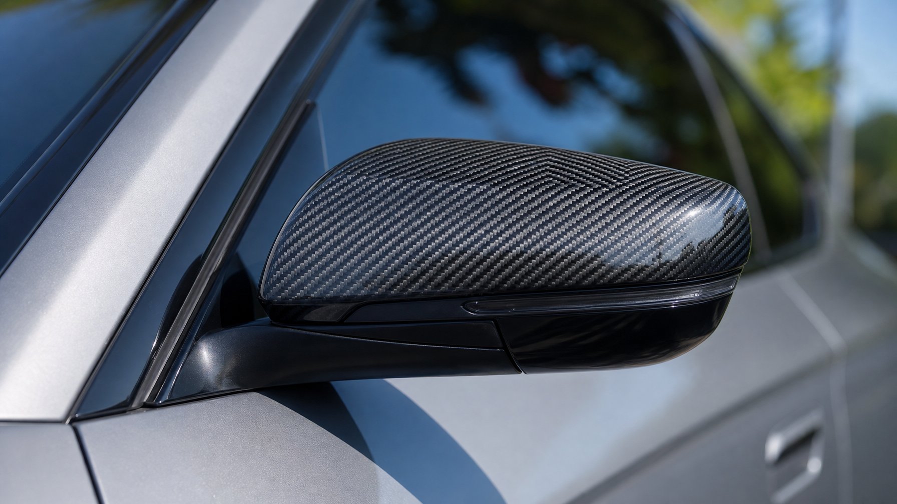 Penutup spion mobil berbahan serat karbon dengan tampilan sporty pada mobil modern.