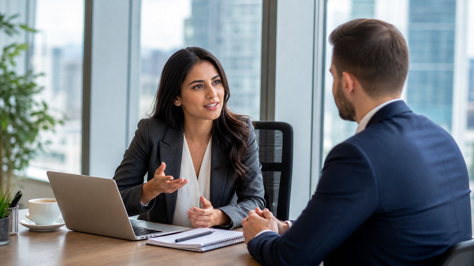 Seorang wanita profesional sedang berbicara serius dengan manajer di kantor modern.