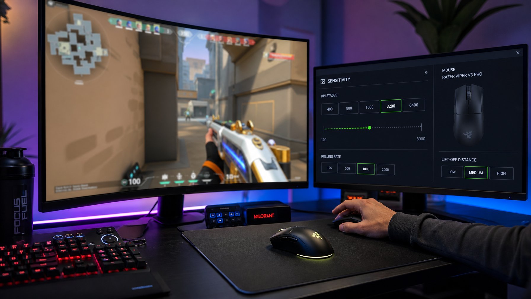 Seorang gamer sedang mengatur sensitivitas mouse di meja gaming dengan monitor menampilkan permainan Valorant.