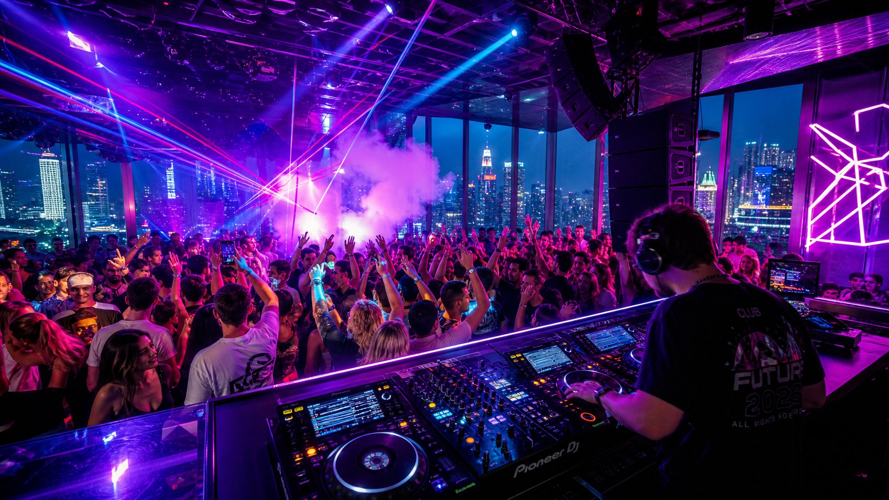 Kerumunan orang muda menari di klub malam EDM yang ramai dengan lampu warna-warni dan DJ sedang bermain musik di pusat kota.