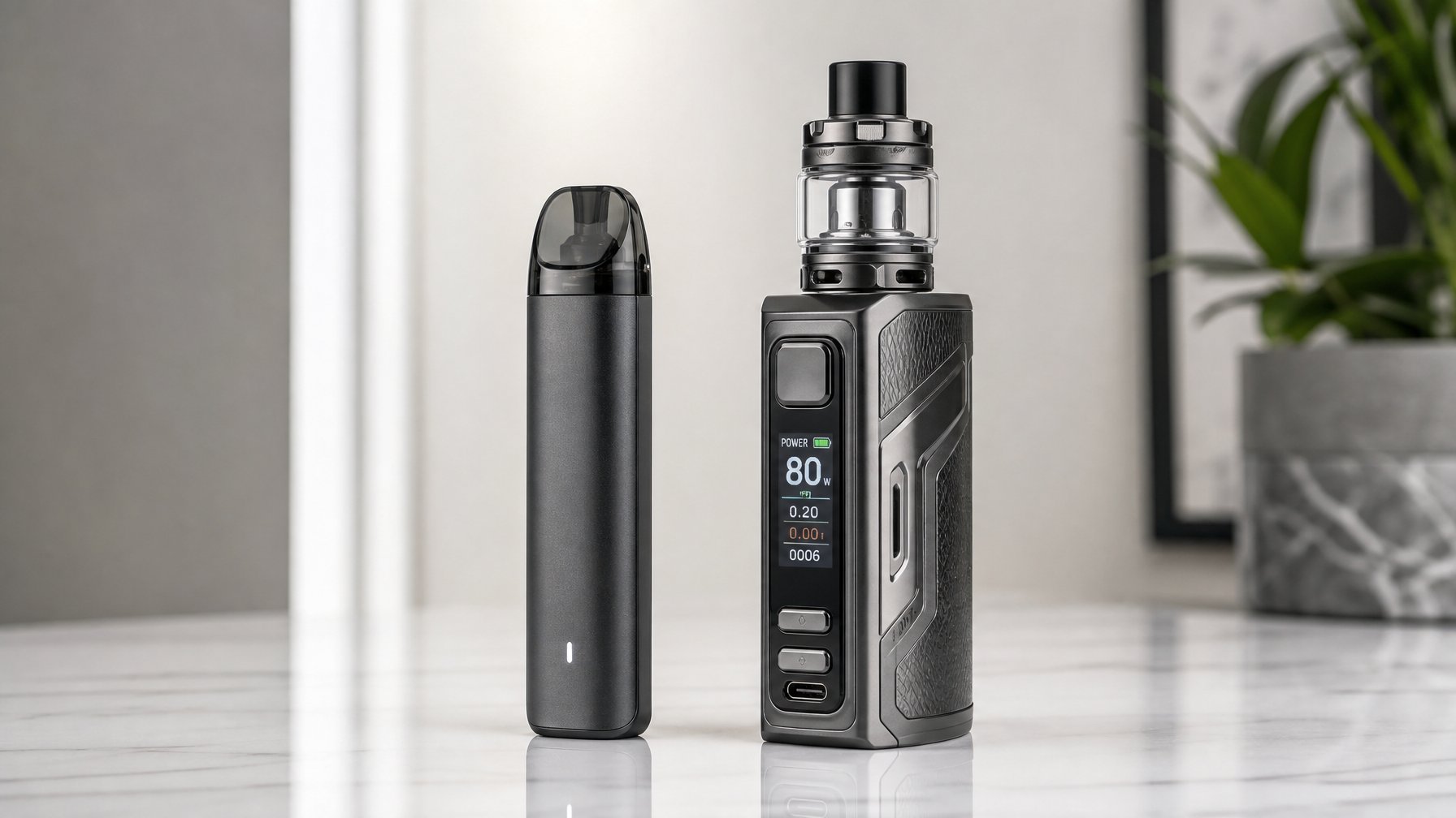 Dua perangkat vape, satu pod kecil dan satu mod besar, diletakkan berdampingan di atas permukaan putih bersih.