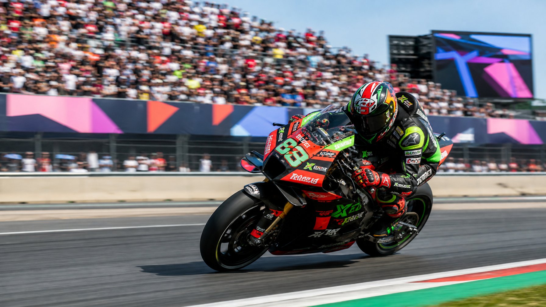 Sepeda motor MotoGP melaju cepat di lintasan balap dengan penonton di tribun pada hari cerah setelah seri Eropa 2026.