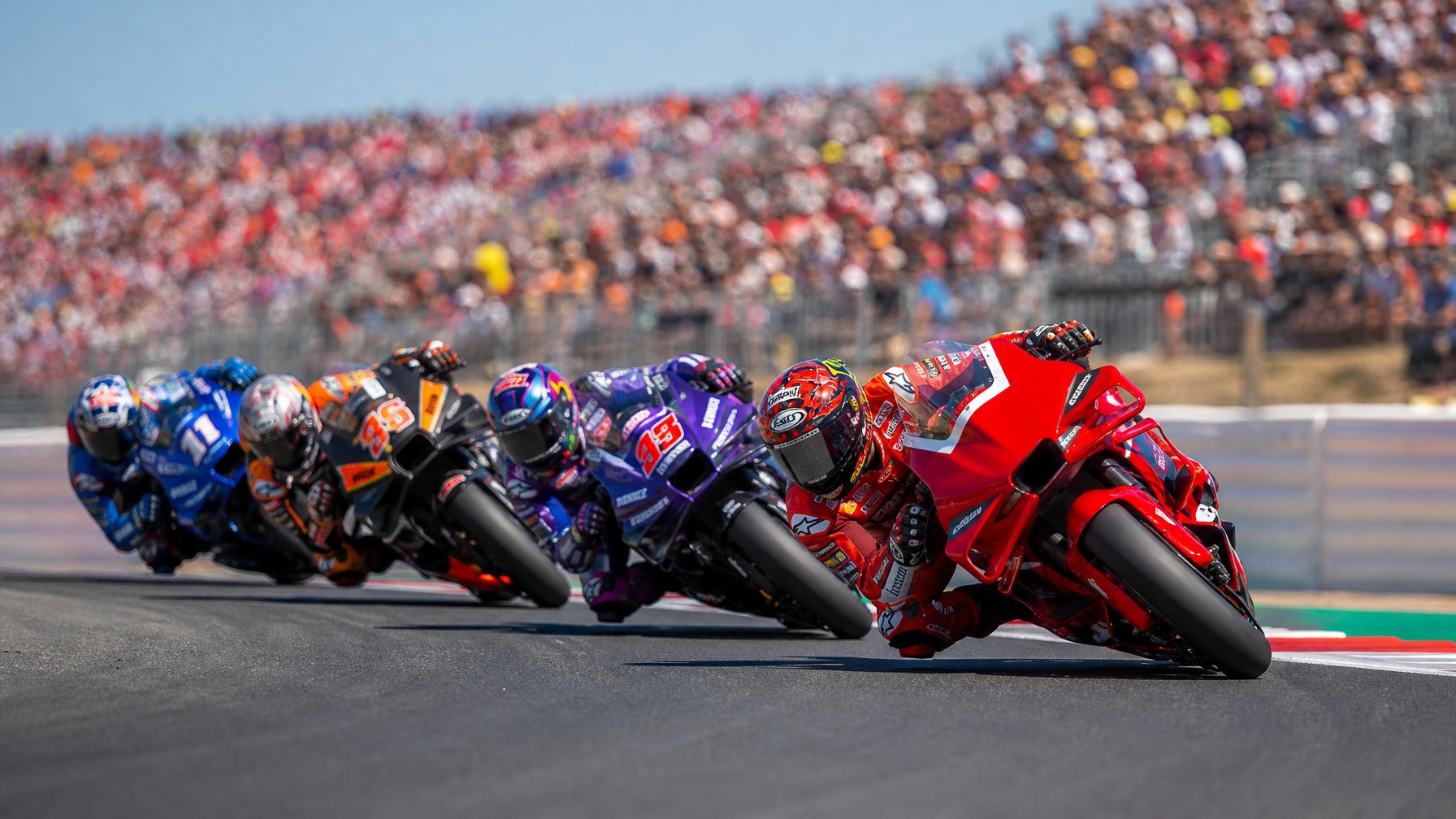 Beberapa pebalap MotoGP sedang berlomba dengan kecepatan tinggi di tikungan lintasan balap yang ramai dengan penonton.