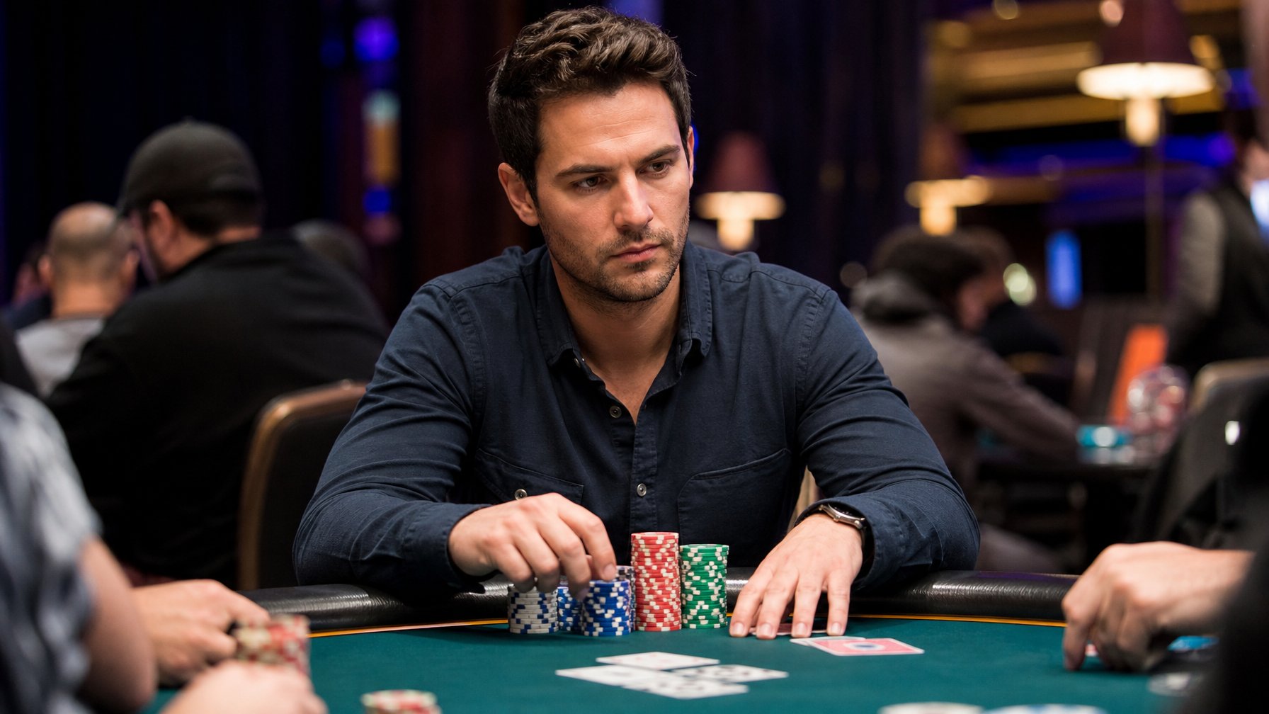 Seorang pemain poker fokus duduk di meja poker dengan kartu dan chip, sedang bermain Texas Hold’em di ruangan kasino.