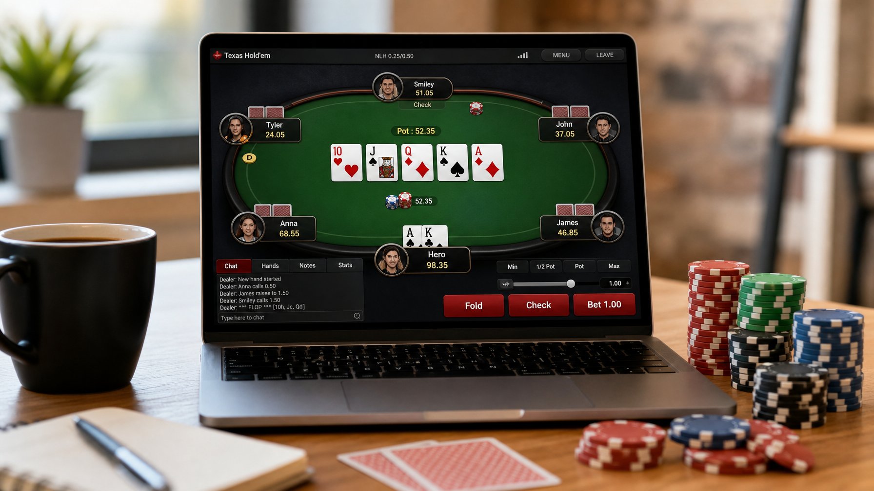 Sebuah meja dengan komputer menampilkan permainan poker Texas Holdem online, dikelilingi oleh chip poker dan kartu bermain.