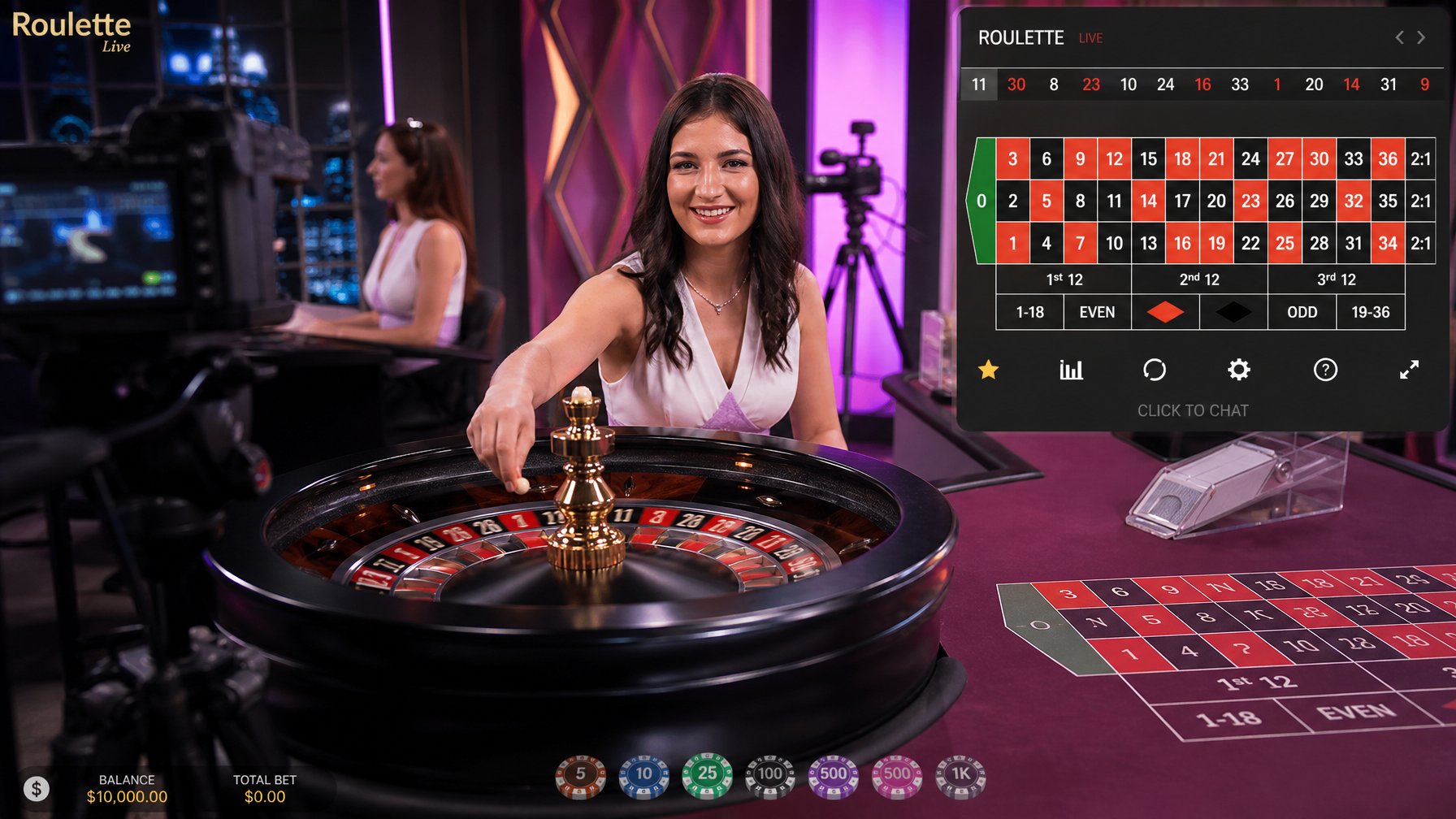Seorang dealer profesional sedang memutar roda roulette di meja permainan dengan peralatan streaming di studio modern.