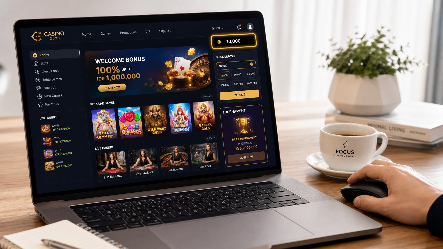 Tampilan layar laptop dengan platform kasino online yang menampilkan ikon permainan dan angka deposit kecil, dengan tangan pengguna mengoperasikan mouse di meja kerja yang rapi.