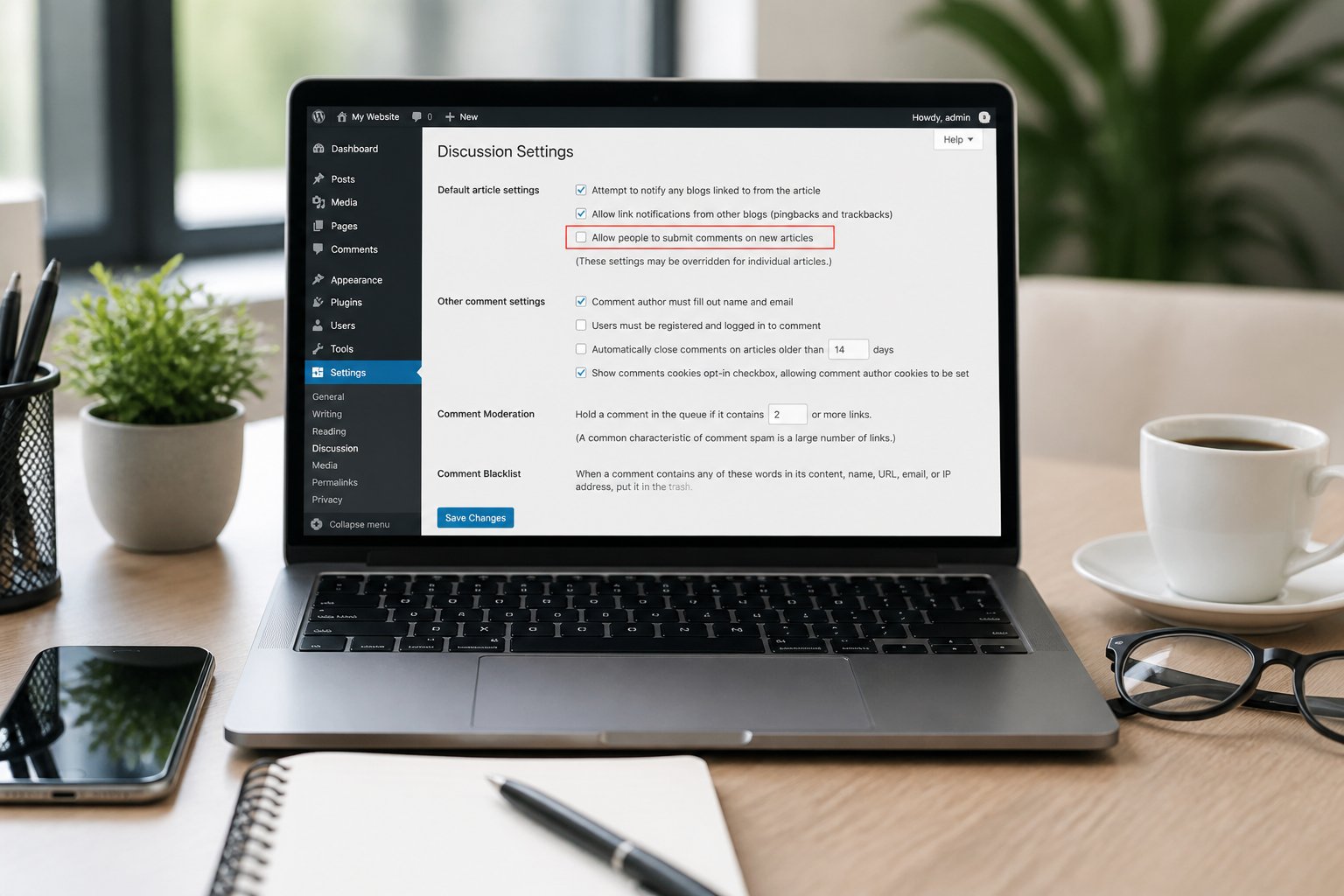 WordPress-Kommentare deaktivieren 2 Ein moderner Arbeitsplatz mit einem Laptop, der ein WordPress-Dashboard zeigt, um Kommentare zu deaktivieren, auf einem aufgeräumten Schreibtisch mit Smartphone, Notizbuch, Stift und Kaffeetasse.