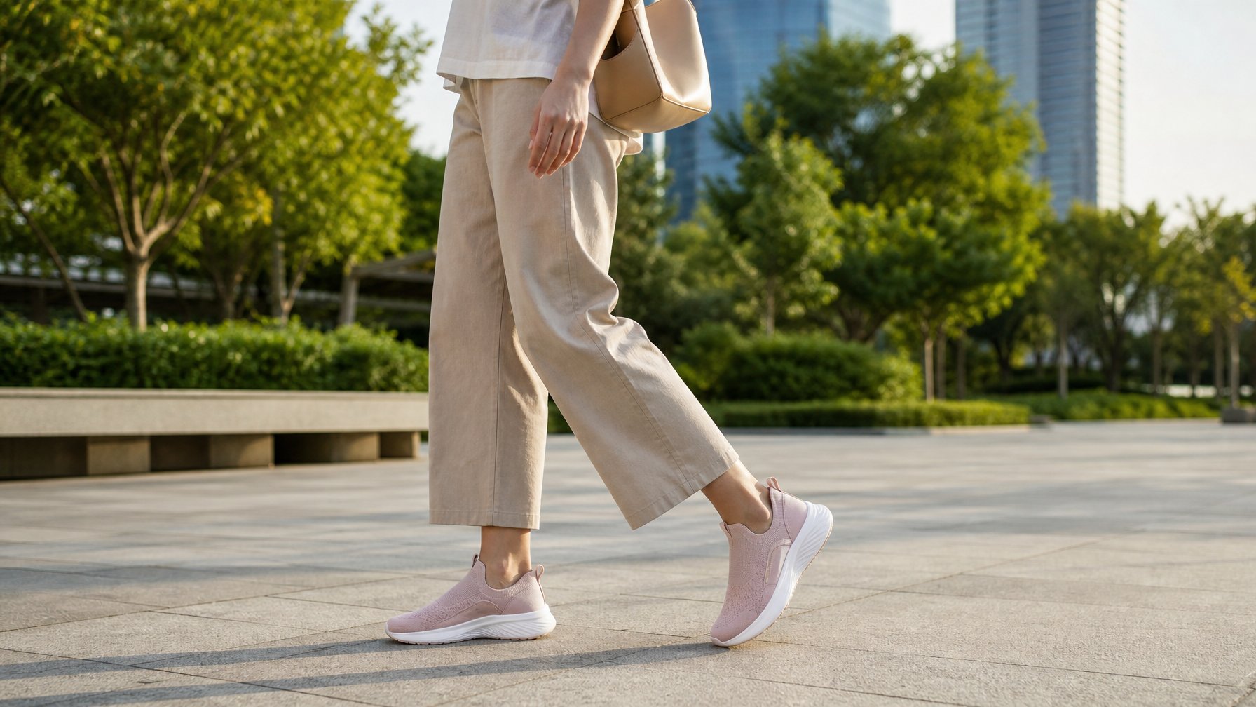 Seorang wanita berjalan santai di jalur pedestrian dengan sepatu slip-on.