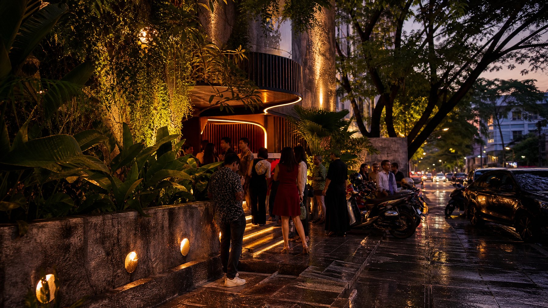 Suasana malam di kawasan hiburan tersembunyi Surabaya dengan pintu masuk lounge yang dikelilingi tanaman tropis dan pengunjung berpakaian rapi.