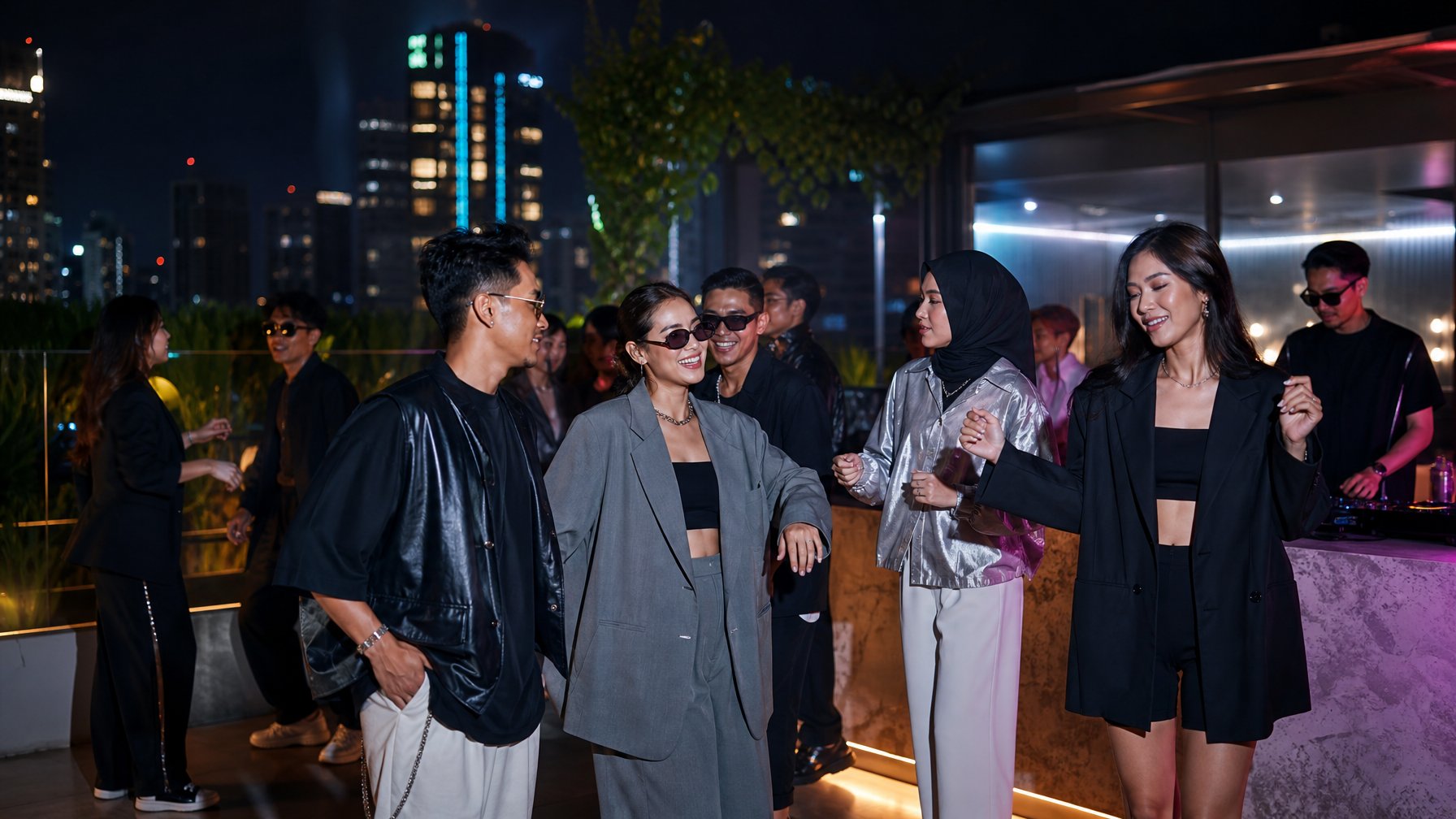 Sekelompok anak muda Indonesia bergaya modern berkumpul dan menari di pesta malam di sebuah rooftop kota.