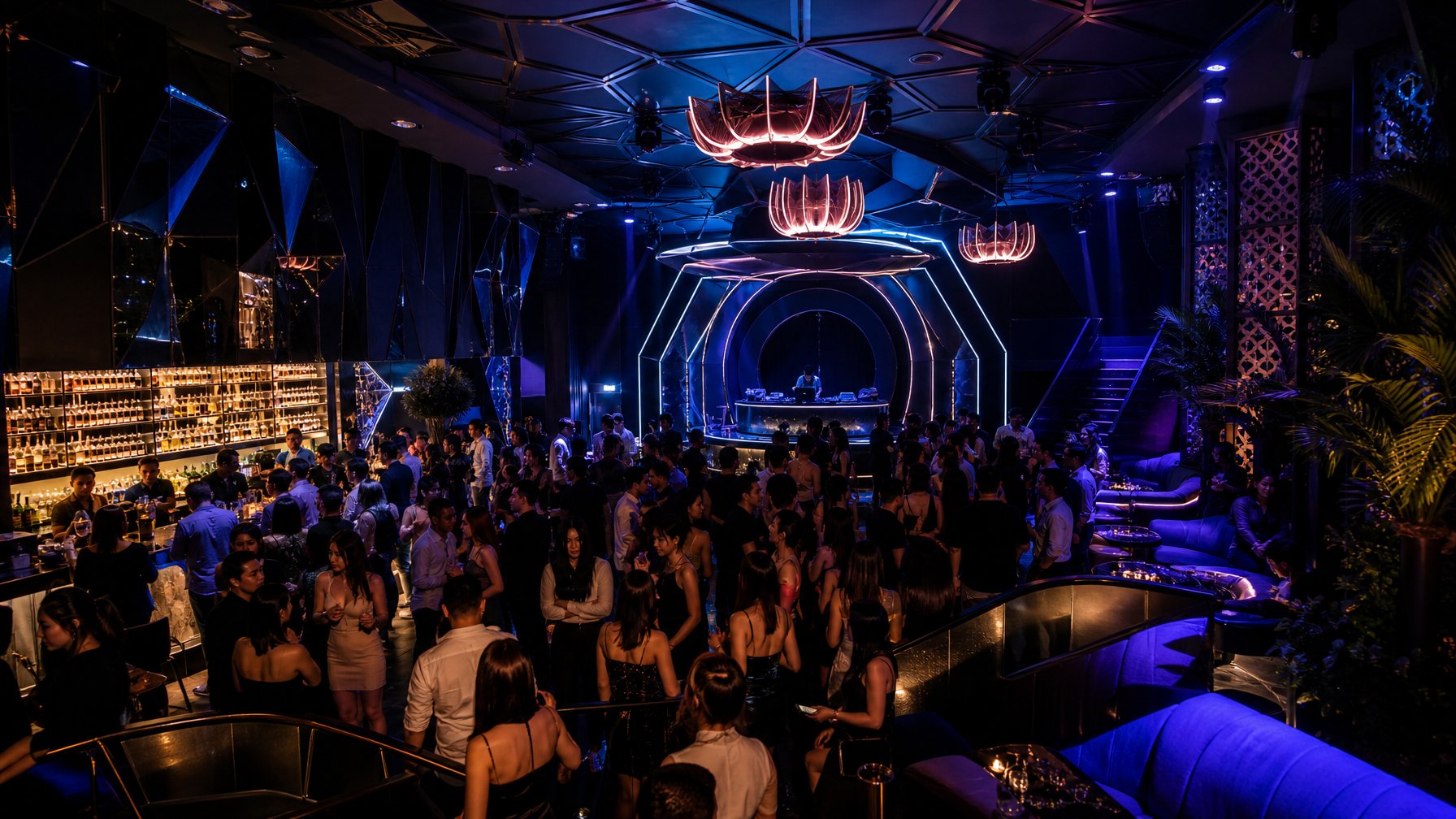 Suasana klub malam baru di Jakarta dengan lantai dansa, DJ, lampu warna-warni, dan pengunjung yang menikmati malam.